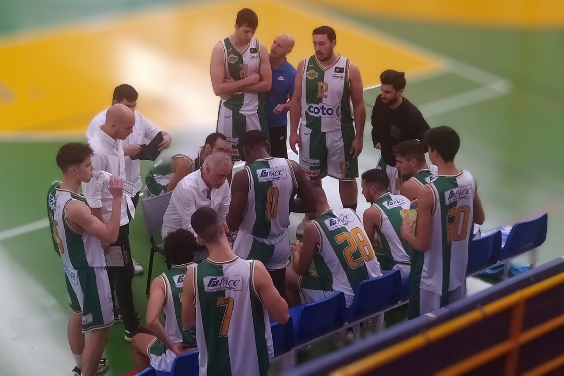 Una prueba de fuego en casa Tiempo muerto durante el partido en Cabra.