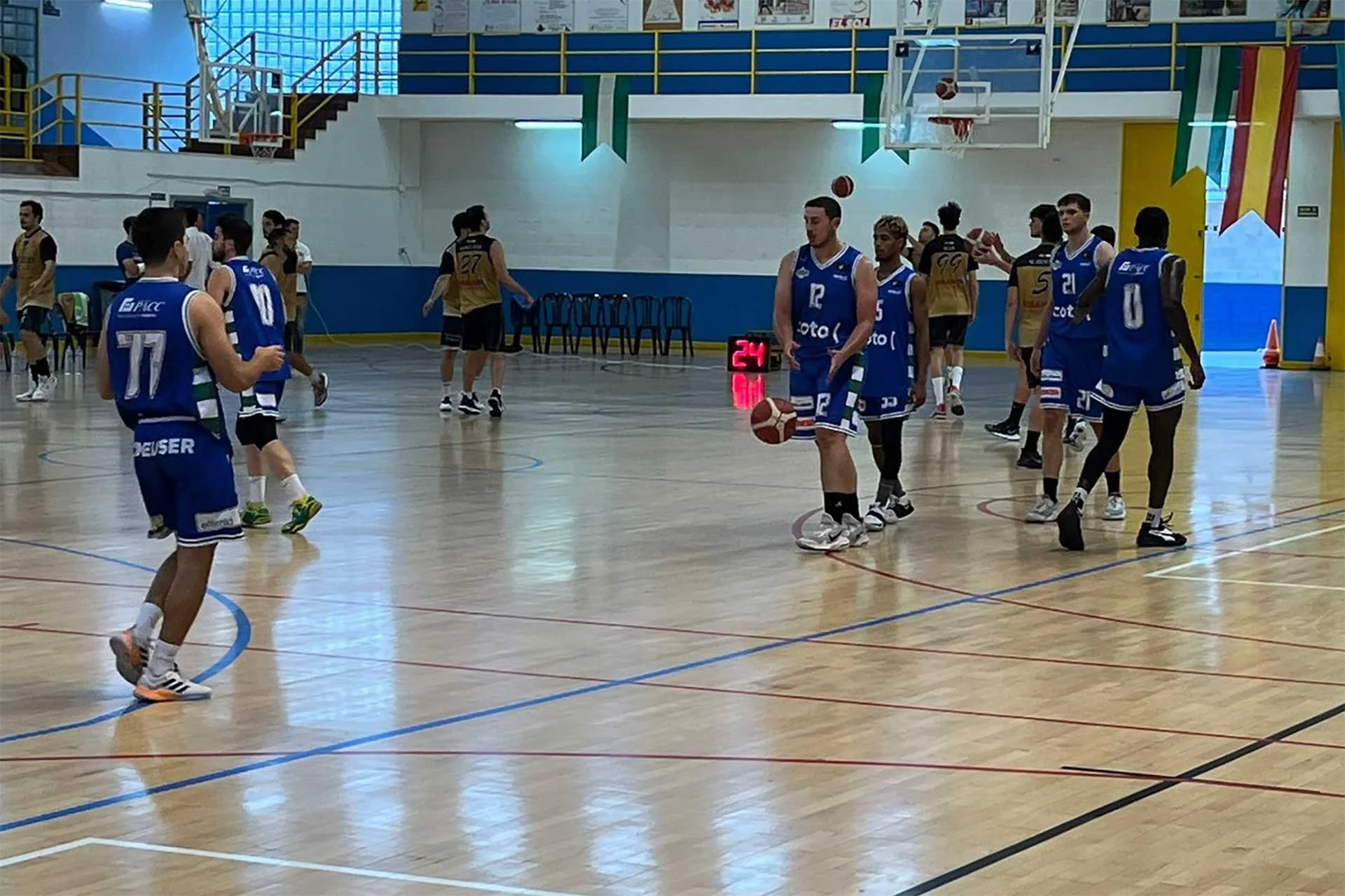 Un ‘apagón’ en el juego nos cuesta la derrota en Fuengirola Imagen del calentamiento antes del partido.