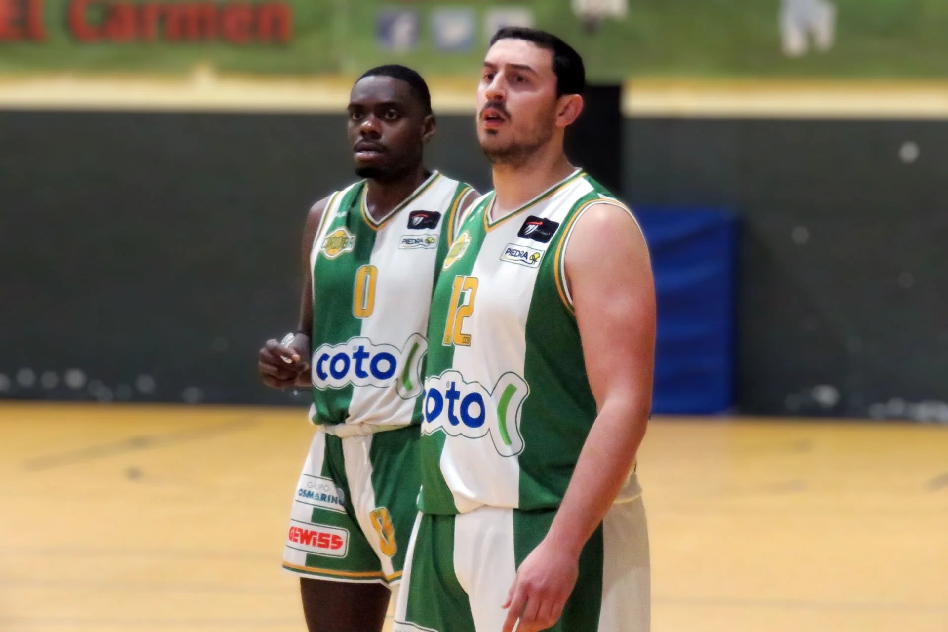  Newson y Román durante el partido. 