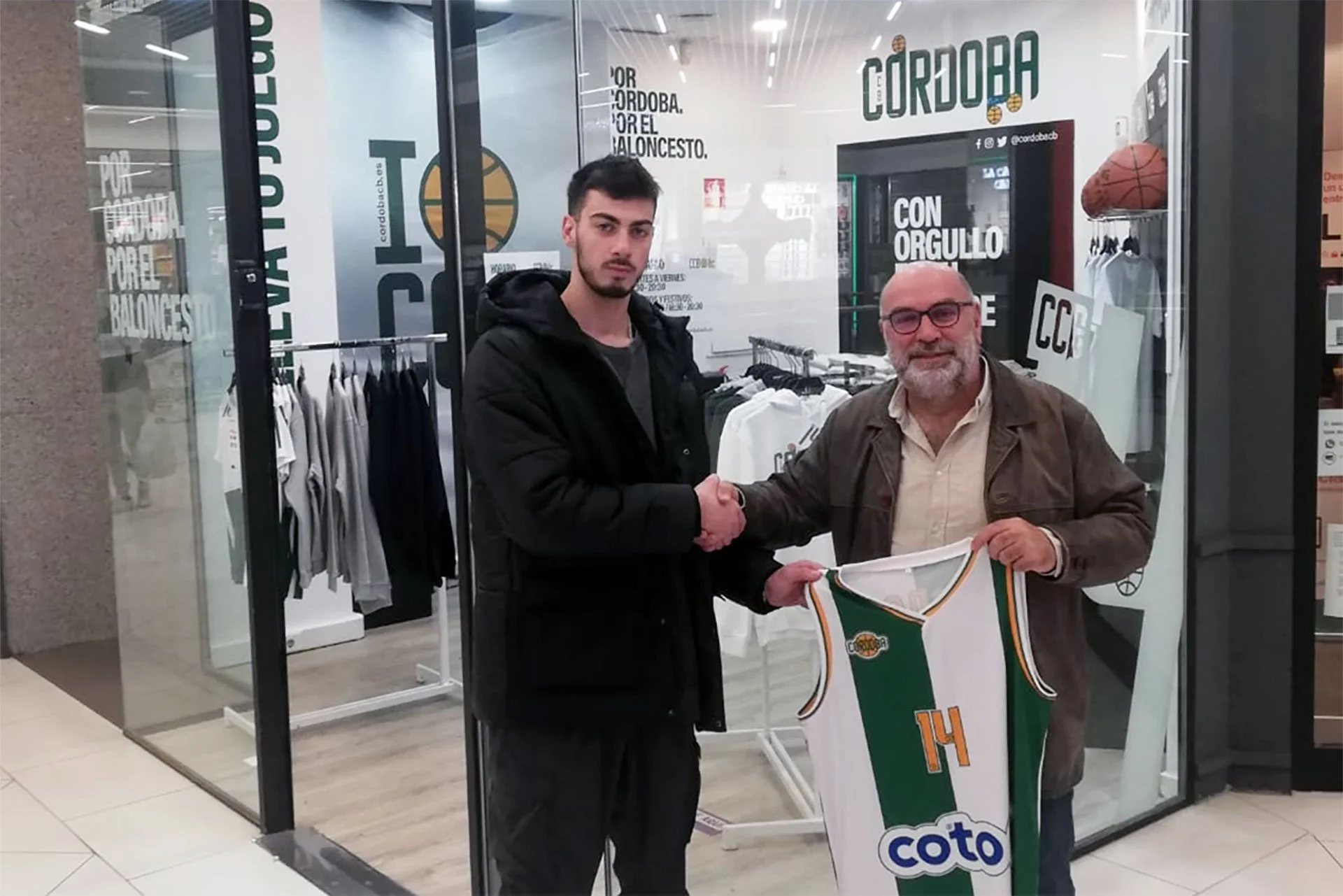  Khitarishvili, junto al Presidente del CCB, en su presentación en La Tienda de la Afición. 