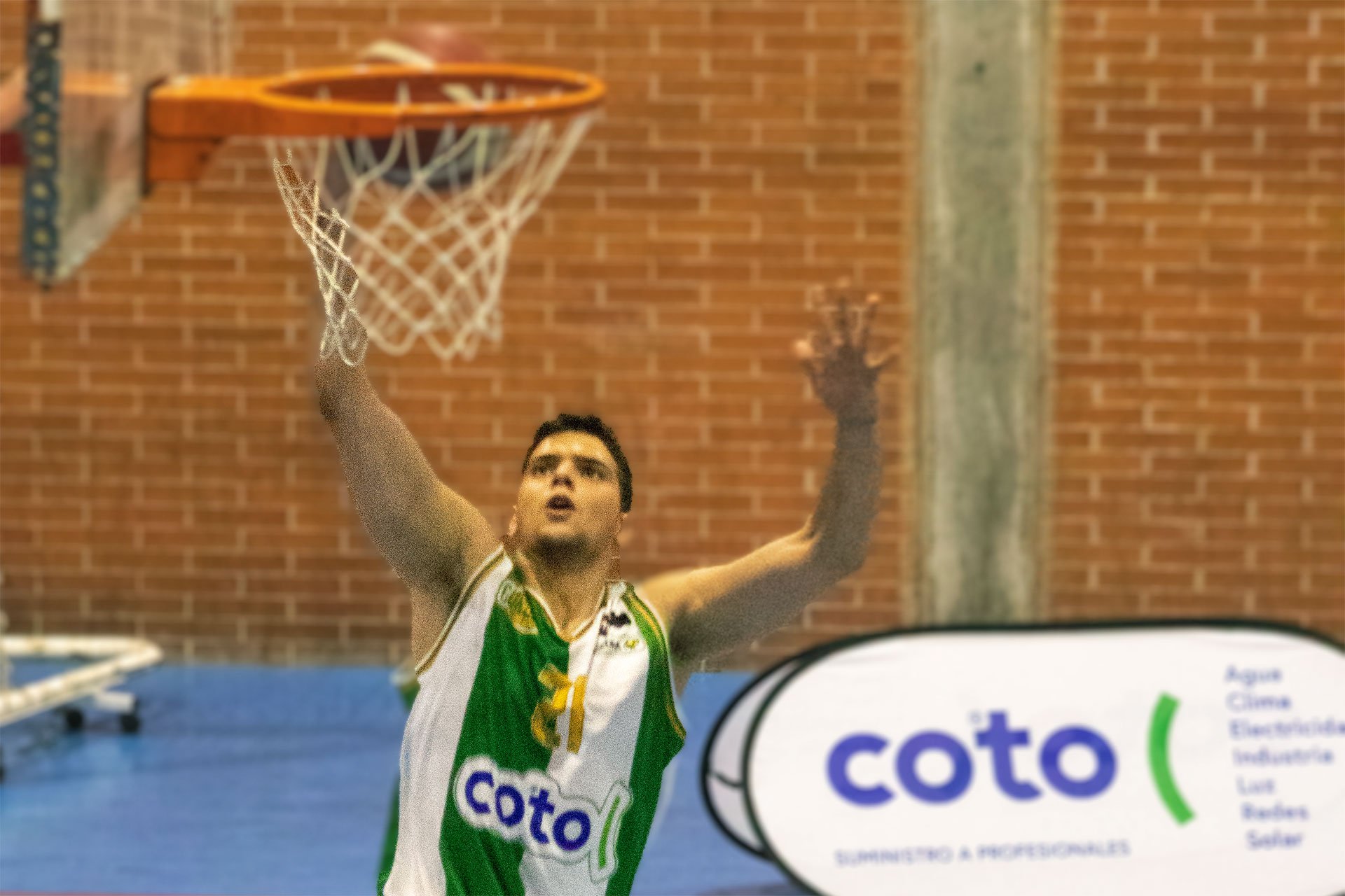  Juan Montilla entrando a canasta. 