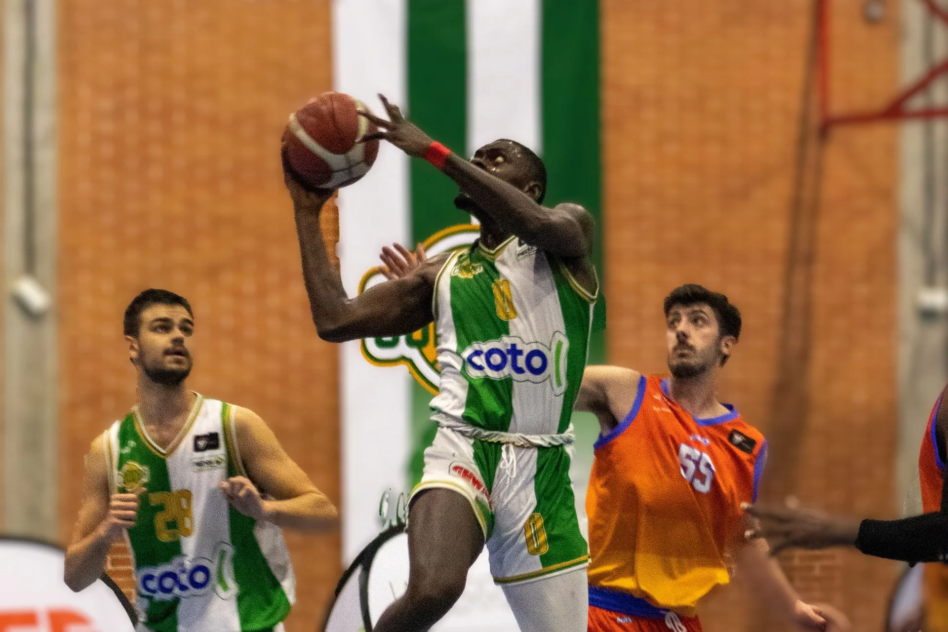  Xavier Newson en un lance del juego. 
