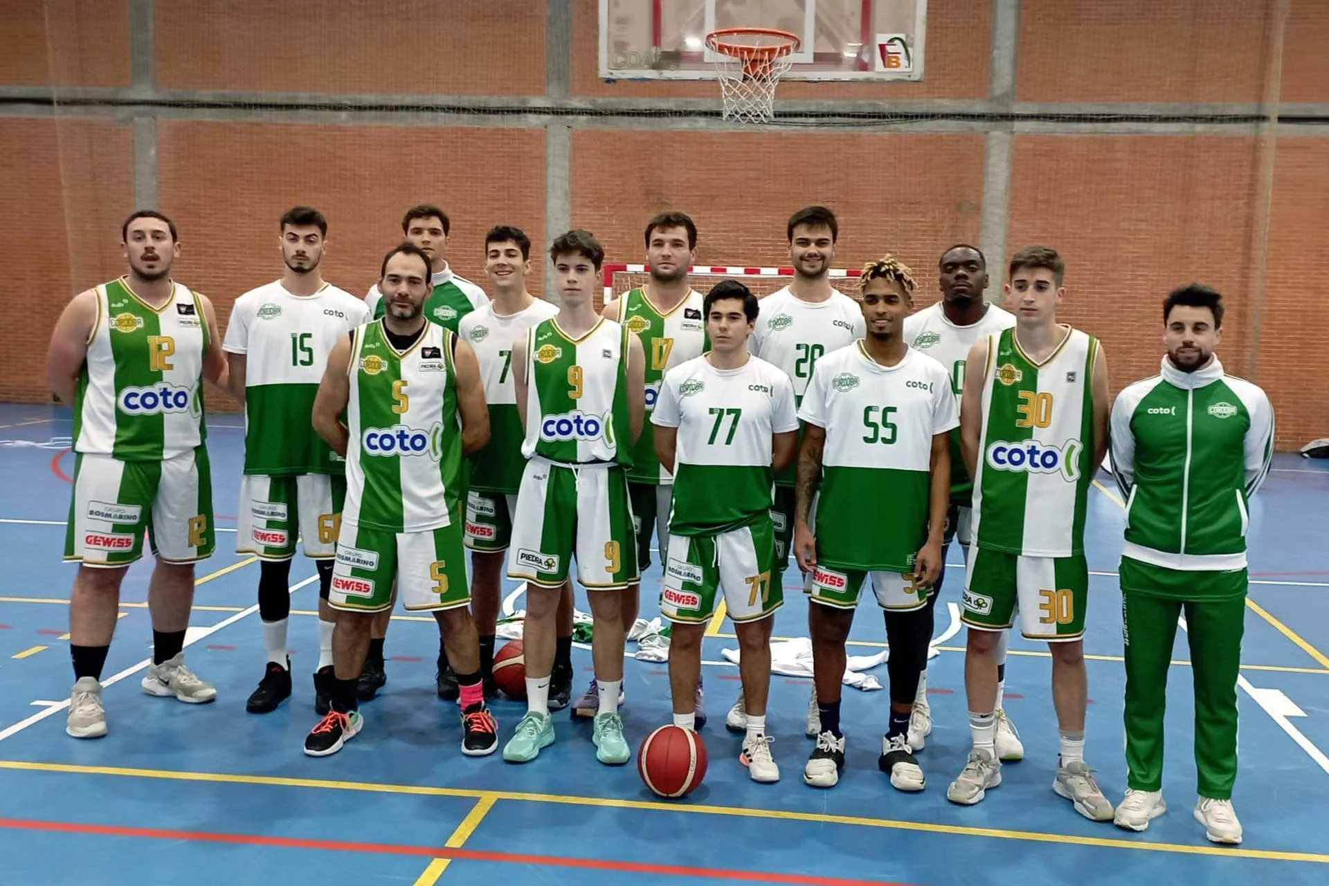  Todos los jugadores del CCB posan justo antes del partido. 