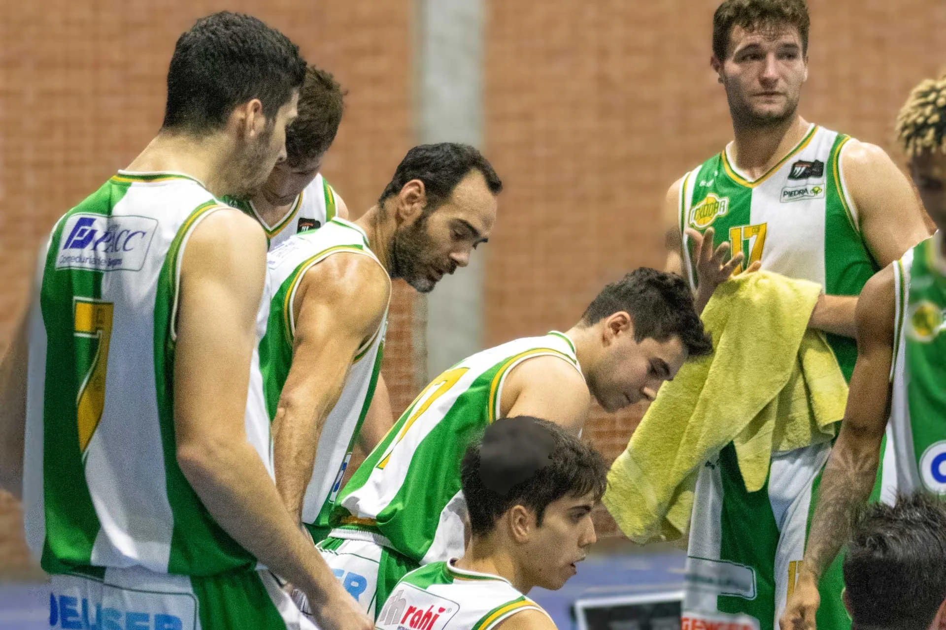  Valeriu Cazacu, con el 17 a la espalda. 