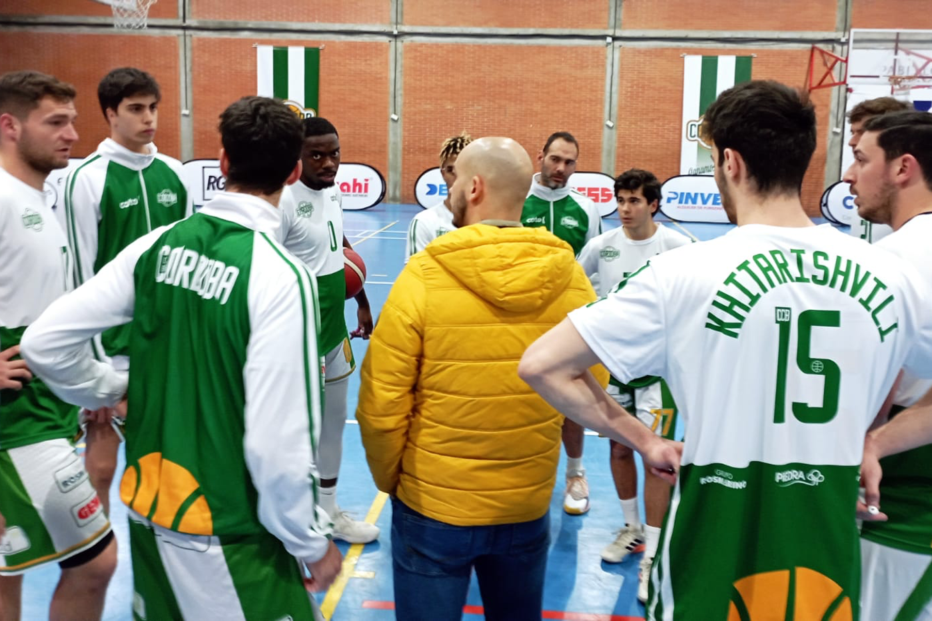  Nacho Pastor se dirige a los jugadores antes del partido. 