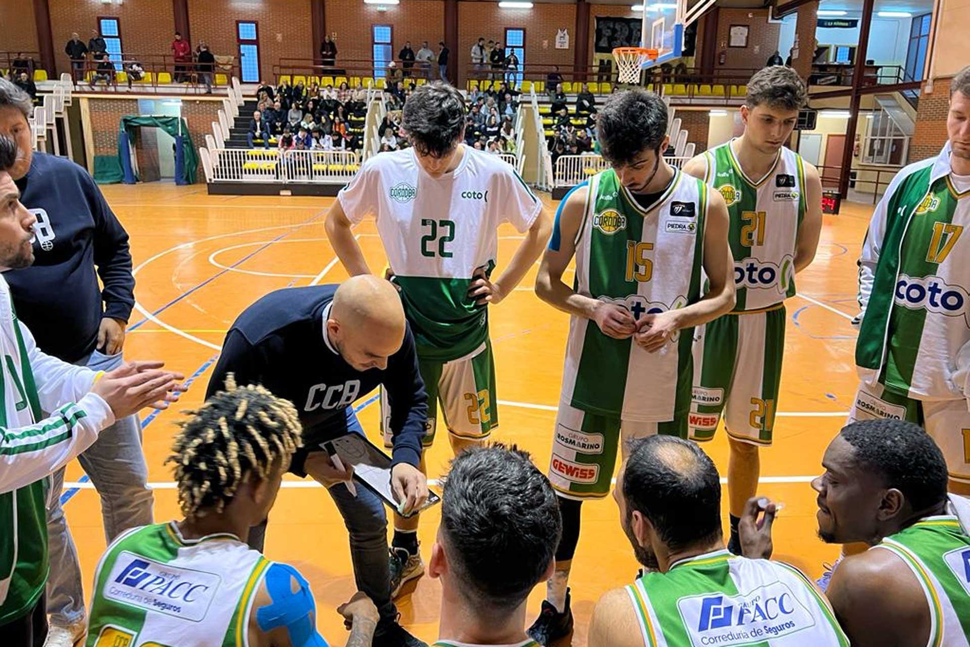  Nacho Pastor se dirige a los jugadores durante un tiempo muerto. 