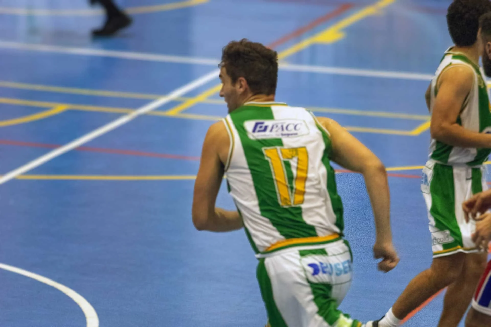  Valeriu Cazacu, con el 17 a la espalda. 