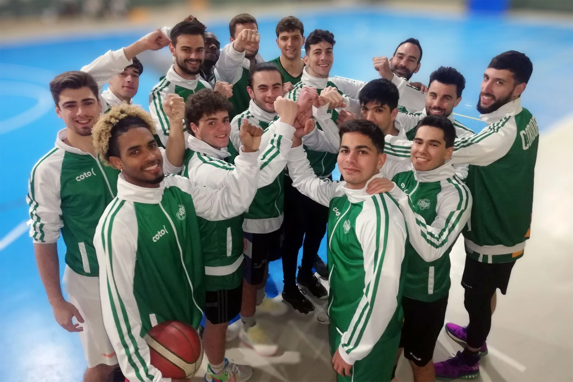 Así sí es posible mirar hacia arriba El equipo celebra la victoria