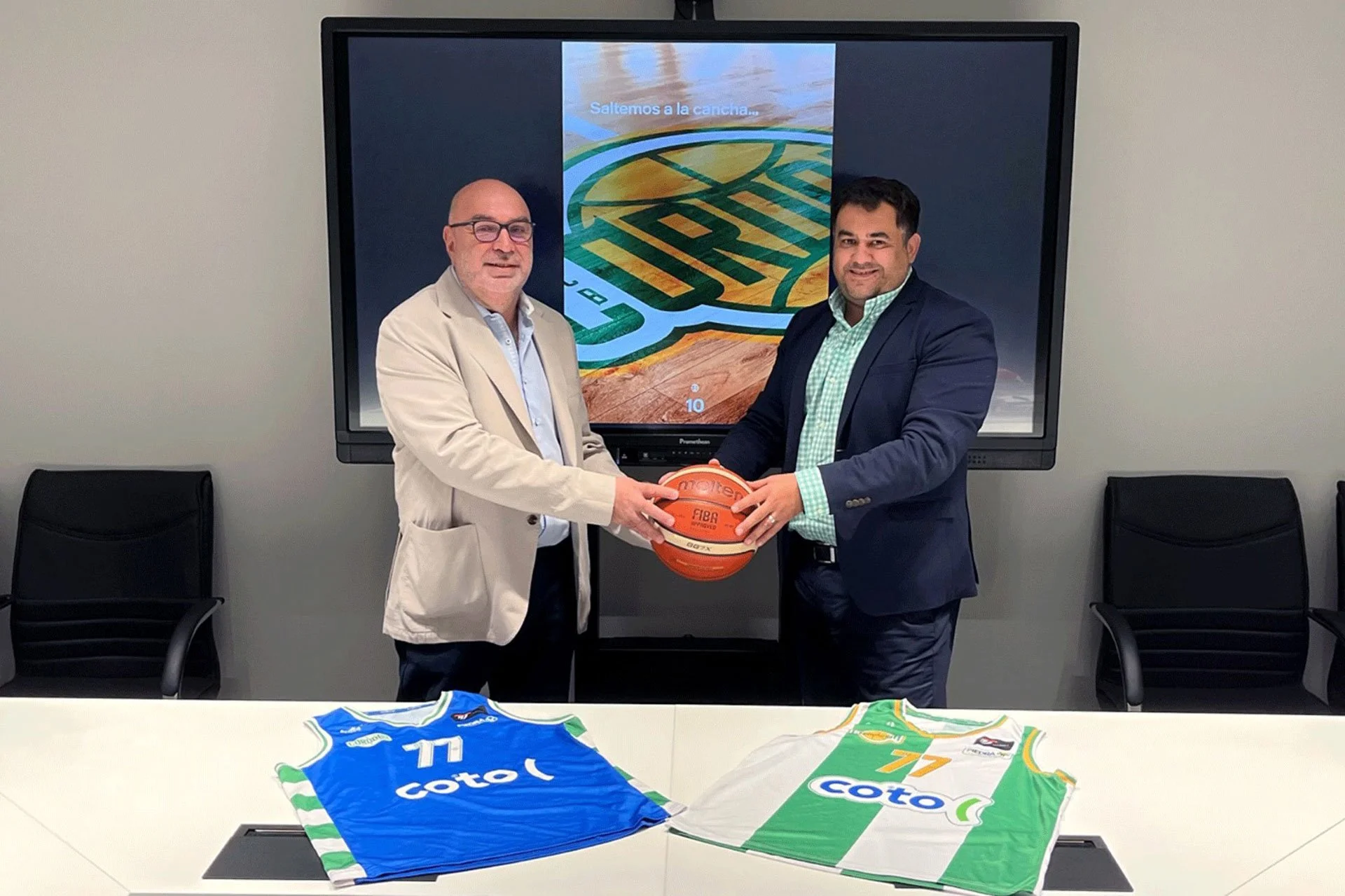 Coto seguirá como patrocinador del Córdoba Club de Baloncesto en el nuevo reto de la Liga EBA Pepe Palacios y Manuel Jesús Coto juntos para renovar el acuerdo.