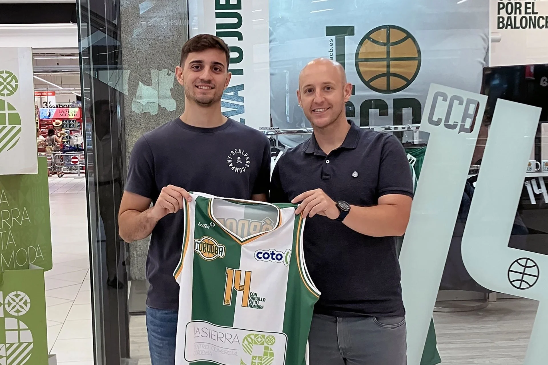  Lucas Muñoz posa junto a Paco Zafra en su presentación oficial. 