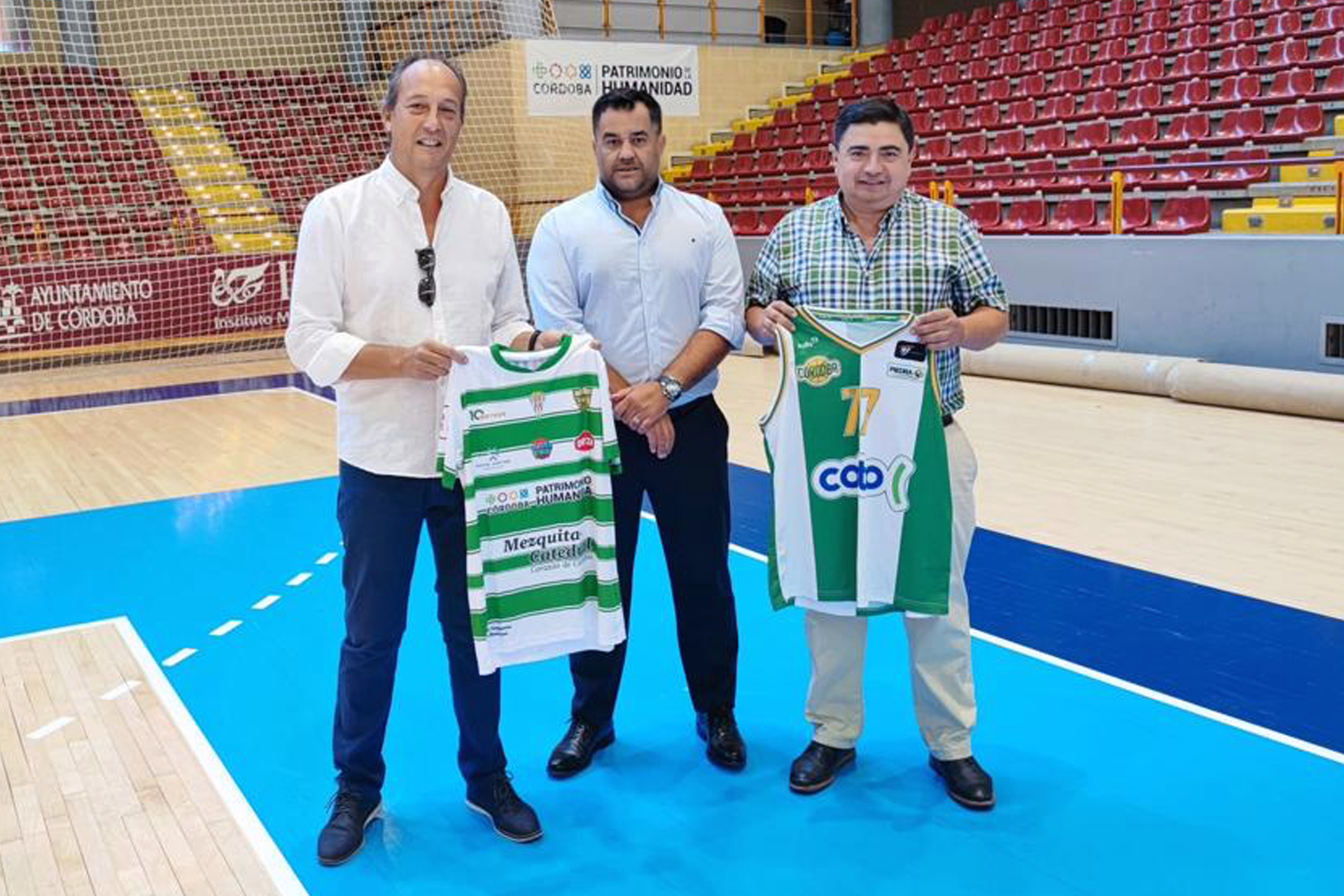EL COTO CÓRDOBA Y EL CÓRDOBA PATRIMONIO DE LA HUMANIDAD DE FÚTBOL SALA UNEN FUERZAS PARA MEJORAR LA PROMOCIÓN DE LA CIUDAD Y EL DEPORTE Foto del acuerdo de colaboración.