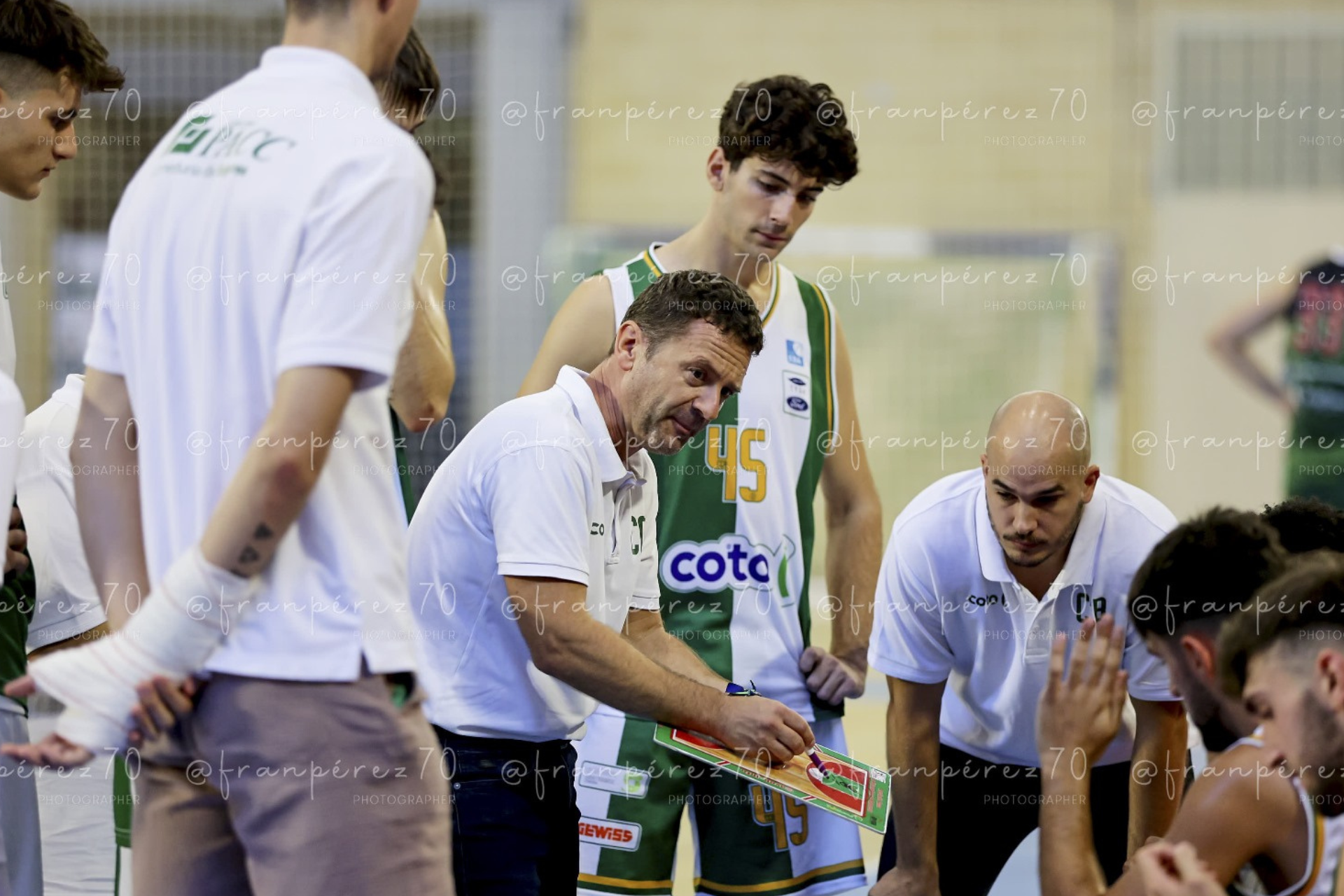   Alfredo Gálvez, dando instrucciones en la final de la Copa Diputación. 