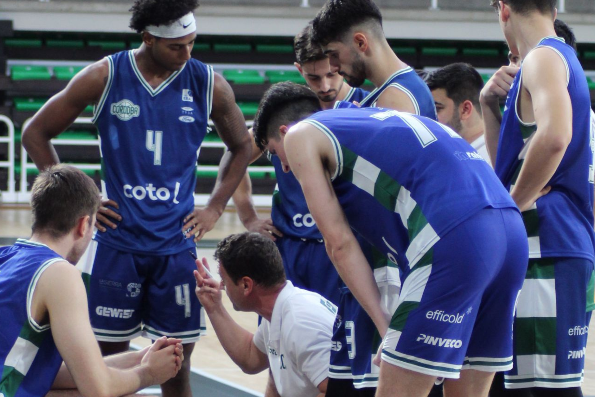   Alfredo Gálvez dando instrucciones en el partido. Foto @javichuli1. 