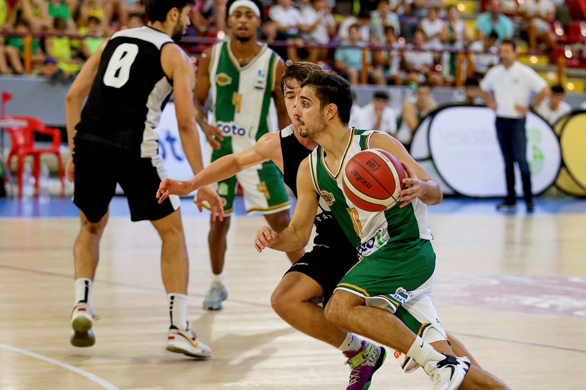 Oportunidad de oro para subir al tren de las victorias Lucas Muñoz dirigiendo al Córdoba CB Foto Fran Pérez.