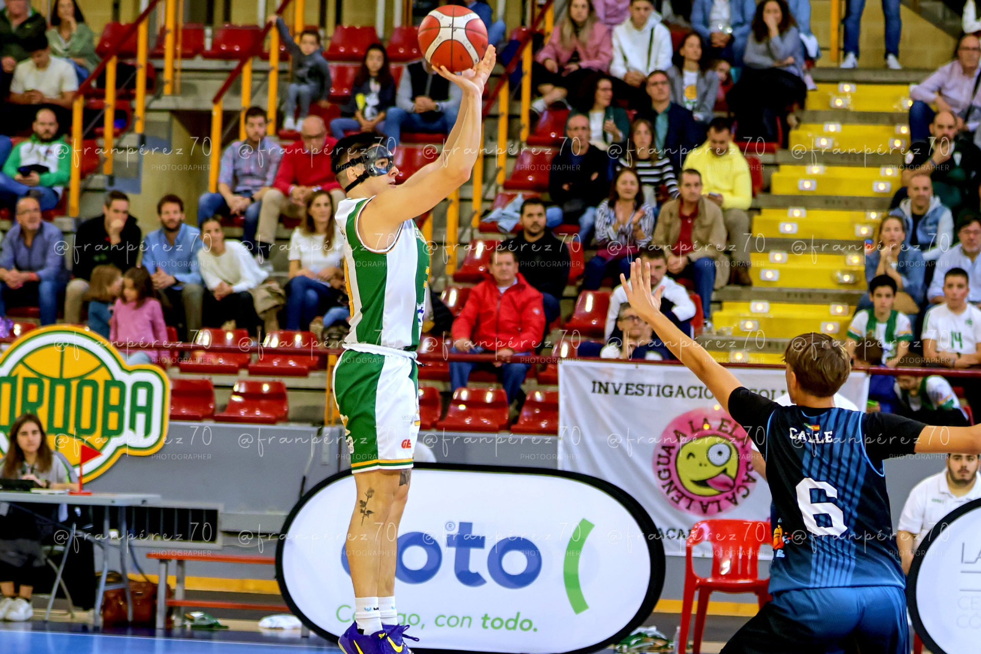 El Coto Córdoba adelanta la fiesta Manu Valera tirando en suspensión. Foto Fran Pérez.