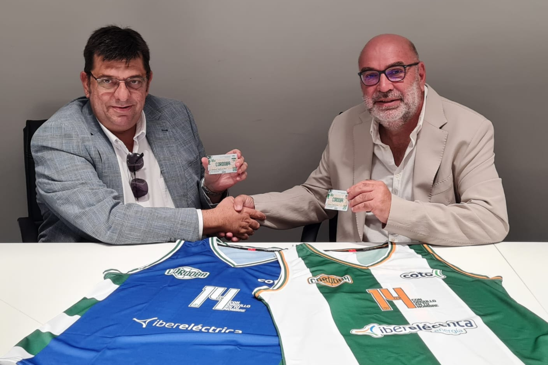   Juan Ariza y Pepe Palacios, en la firma del acuerdo de patrocinio. 