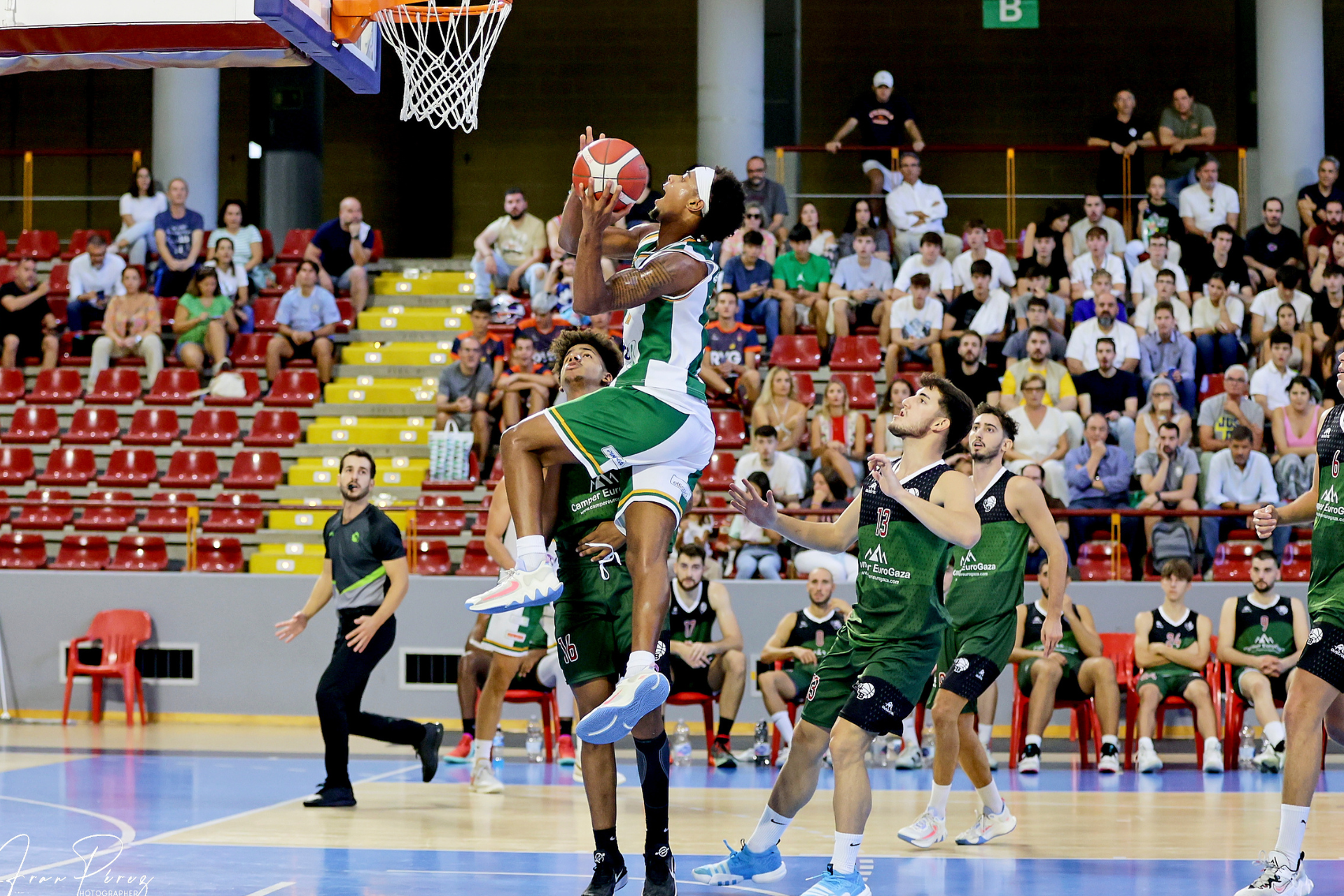 Derrota amarga en el primer derbi de la temporada C.J. Williamson atacando el aro rival. Foto Fran Pérez.