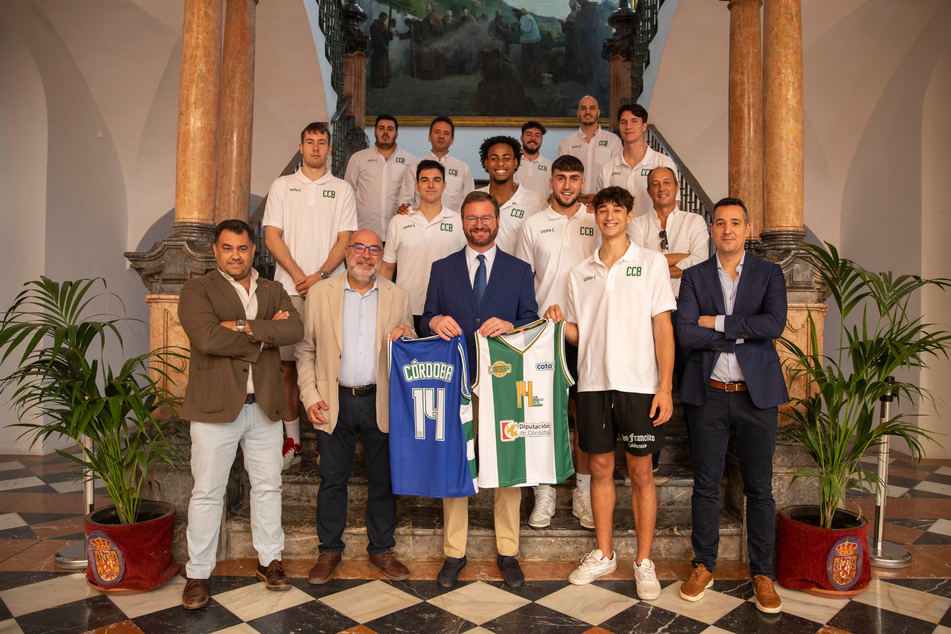  Plantilla del Córdoba CB, junto a Antonio Martín, delegado de Deportes. 