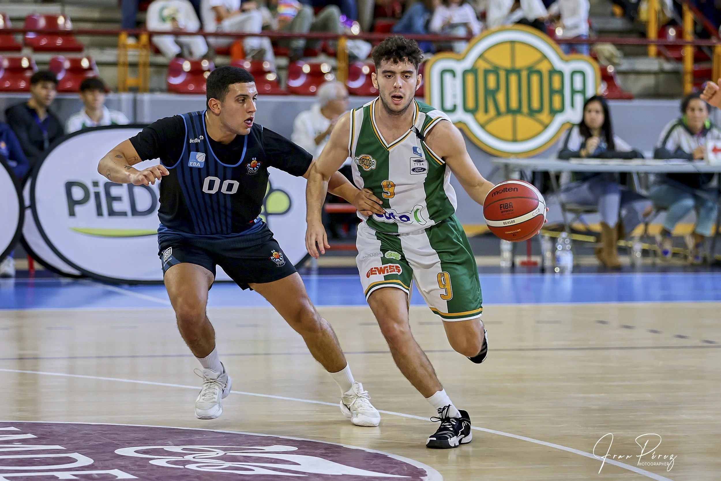 El Coto Córdoba busca prolongar la racha en Aljaraque Javi Luque subiendo la bola en el último partido en casa. Foto Fran Pérez.