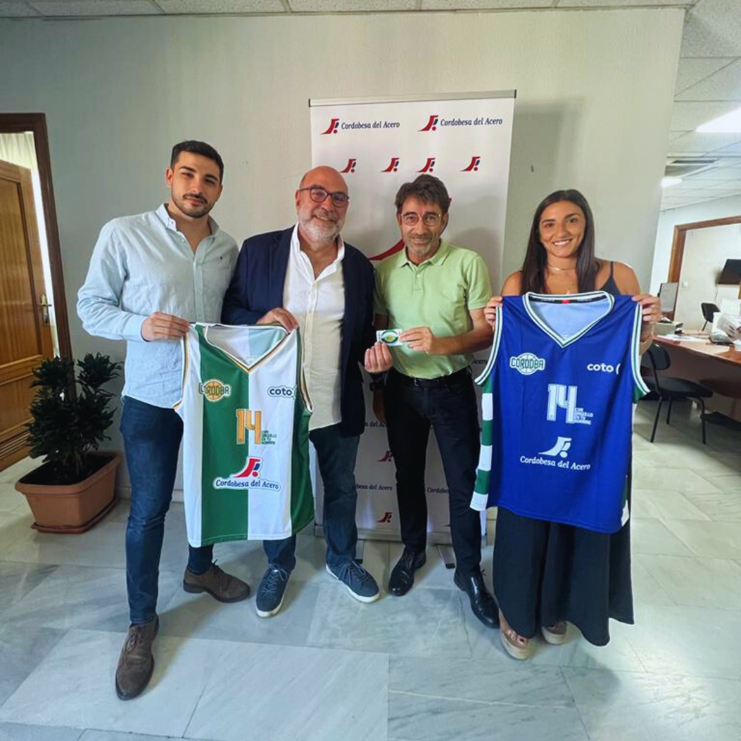 Acuerdo de colaboración entre Córdoba CB y Córdobesa del acero Rafa González, Pepe Palacios, Rafael González y Paula González en la firma del acuerdo de patrocinio.