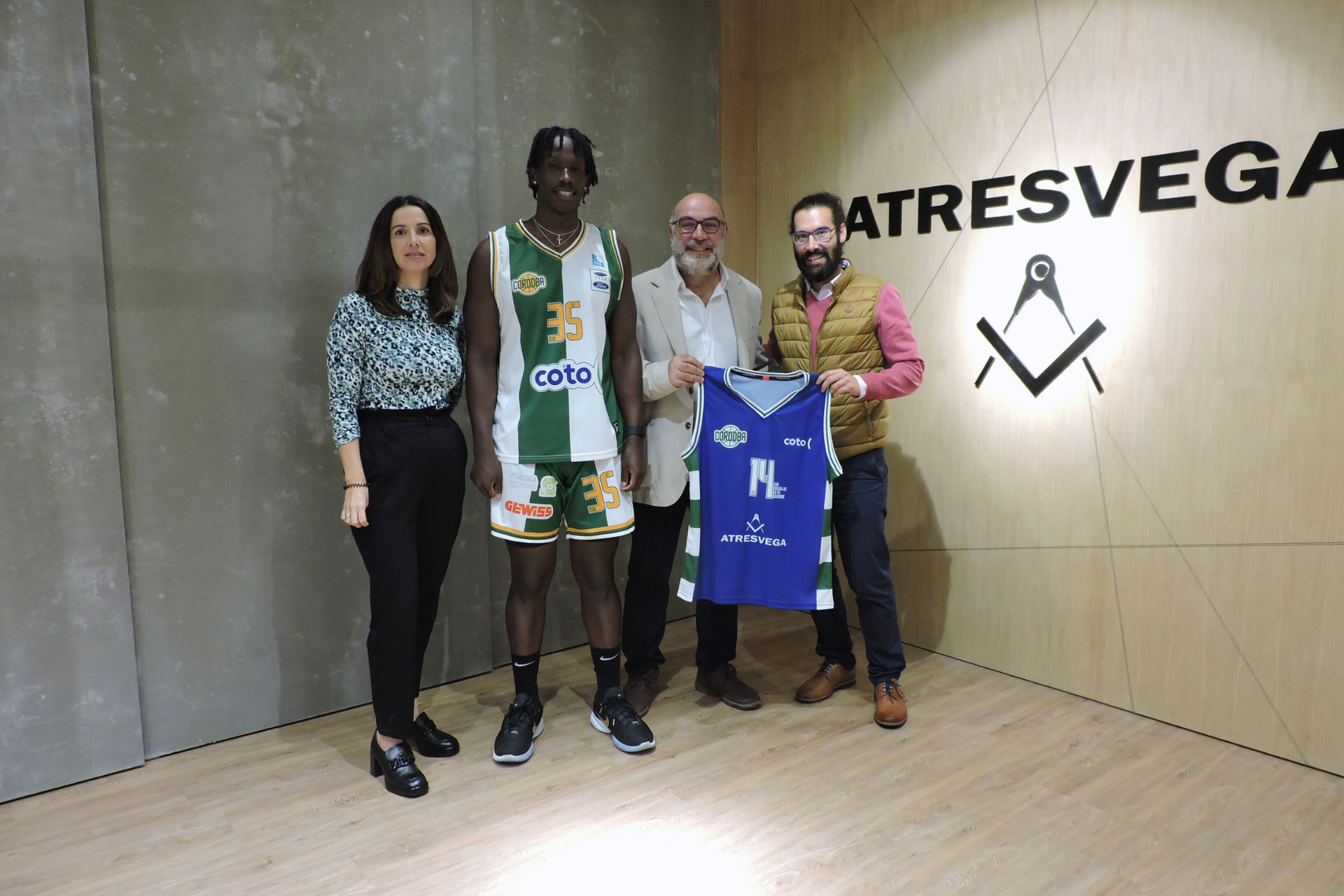  Derrick Ogechi en su presentación en Atresvega. 