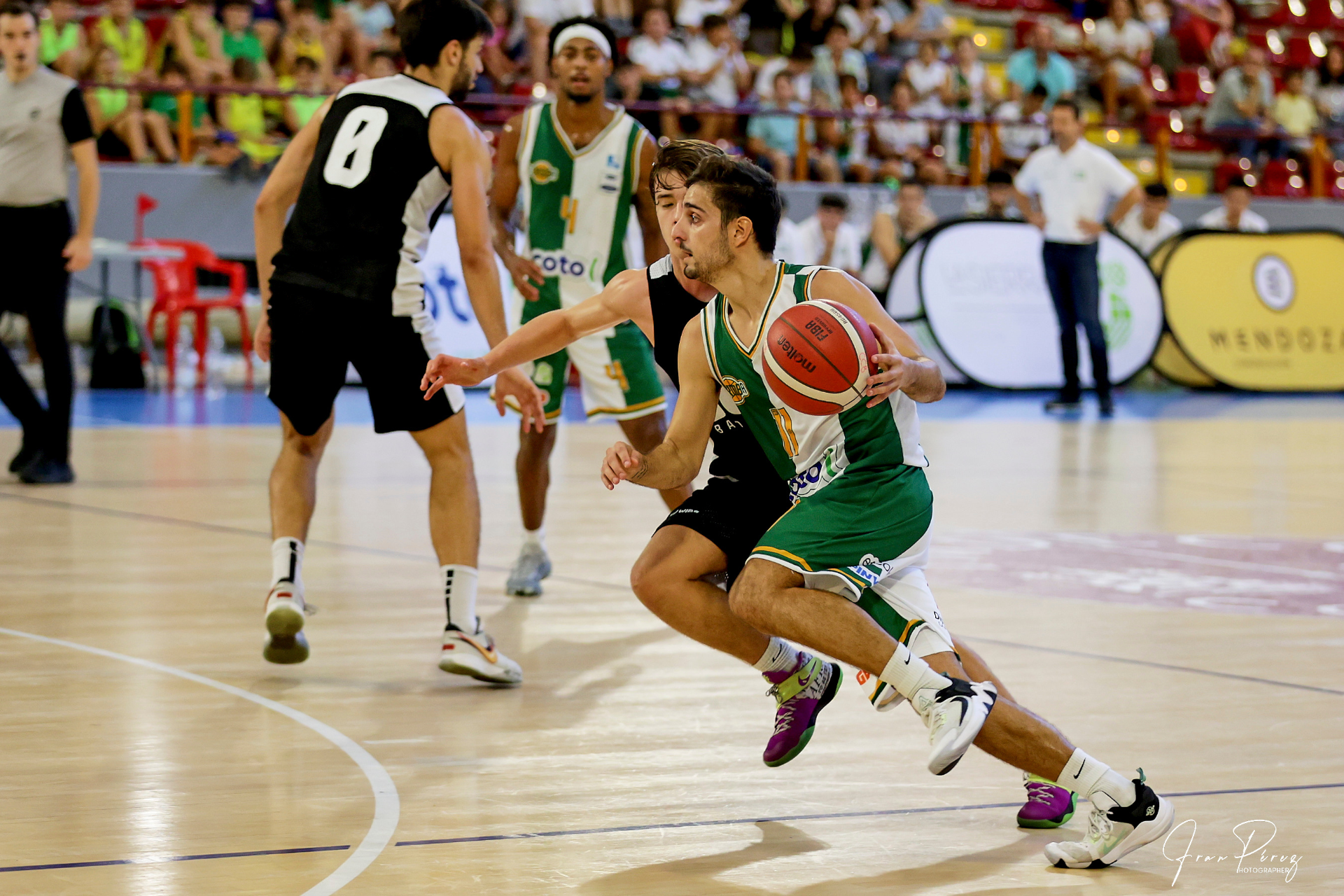  Lucas Muñoz superando a su rival ante la mirada de CJ Williamson. Foto Fran Pérez. 