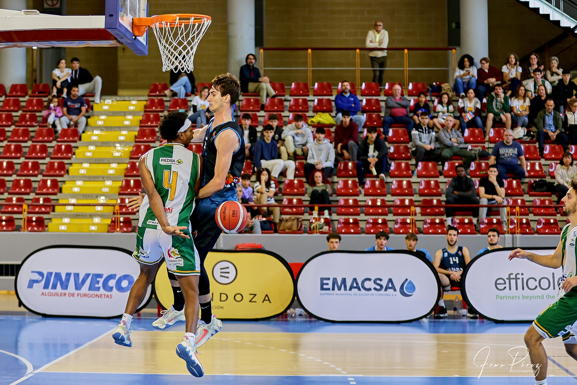  CJ Williamson pasando el balón por la espalda a Lucas Muñoz. Foto Fran Pérez. 