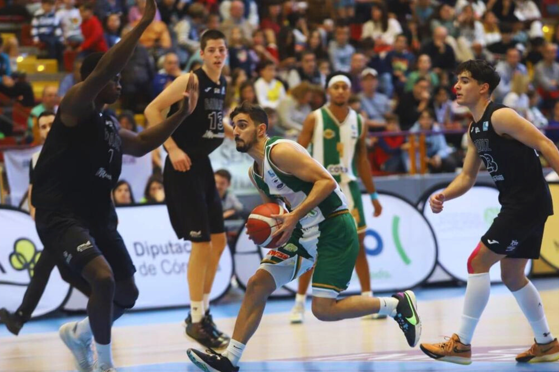 A por el póker de victorias Lucas Muñoz sorteando rivales del City of Badajoz Academy. Foto Francisco González/Diario Córdoba.