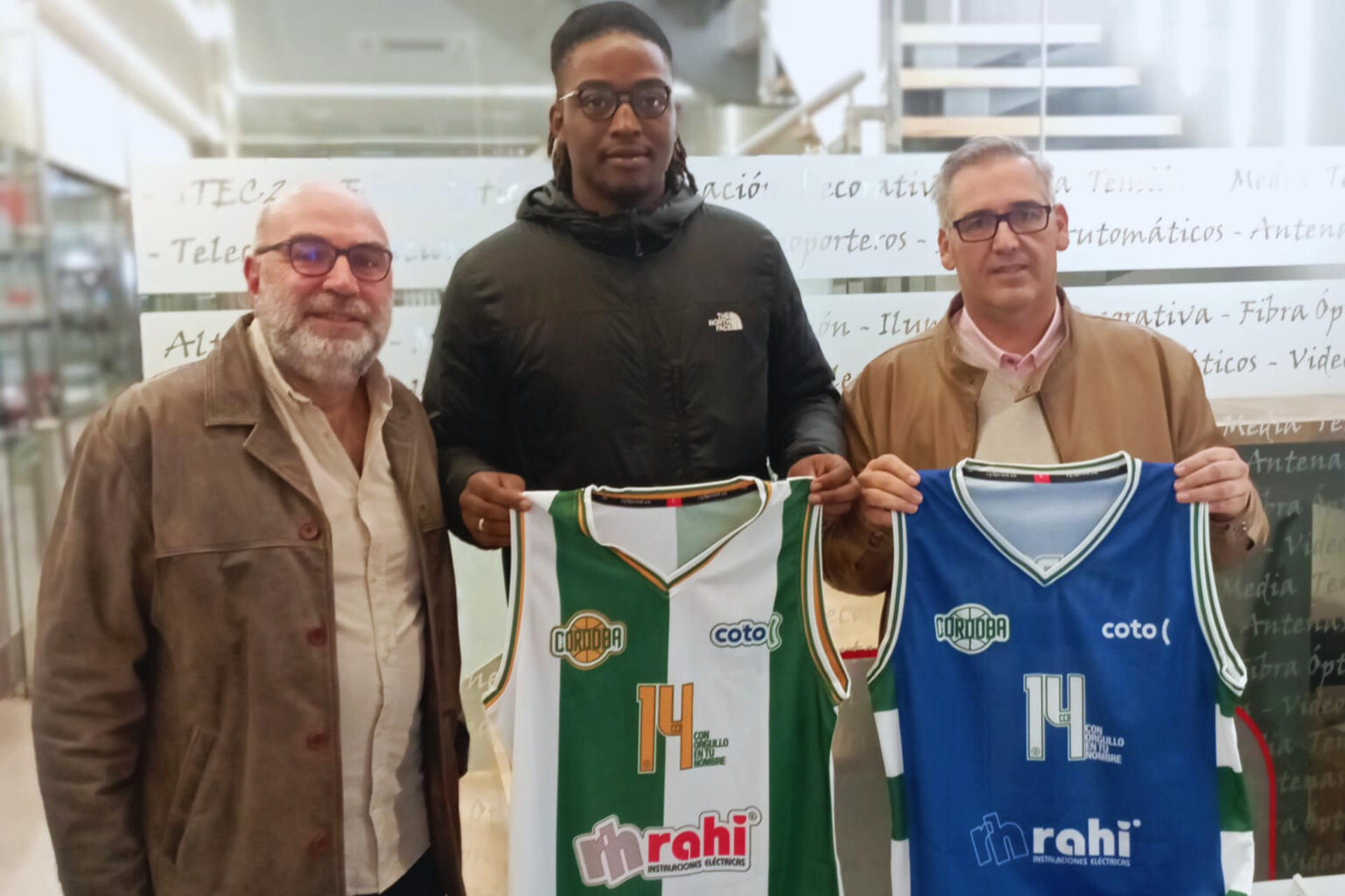 El Coto Córdoba pone el broche a su plantilla con el fichaje del pívot francés Nanzif Indau Nanzif Indau Chidjou, junto a Pepe Palacios y Jose Rangel en su presentación en Rahi.