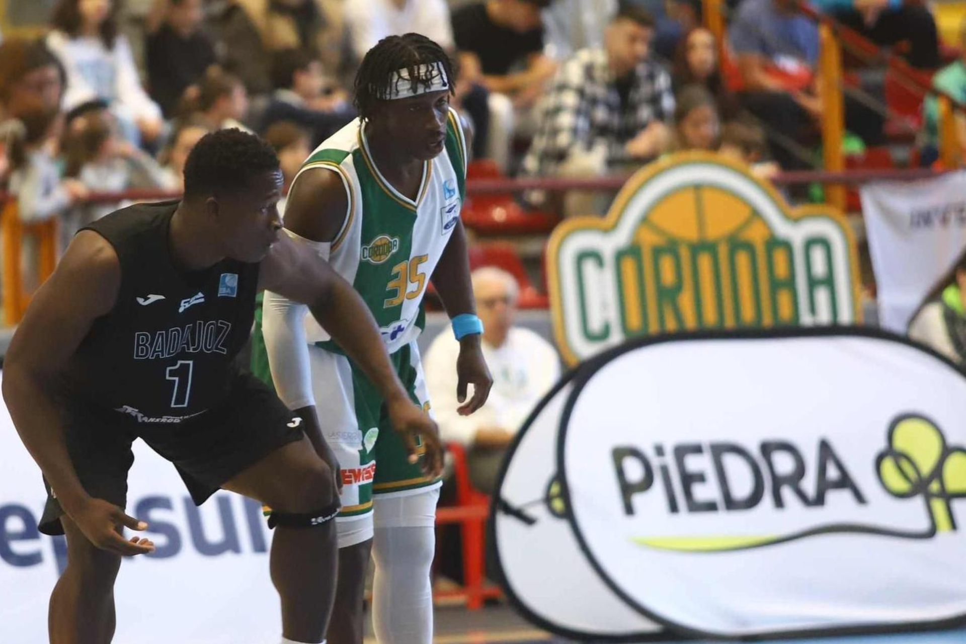  Derrick peleando por un rebote. Foto Francisco González/Diario Córdoba. 
