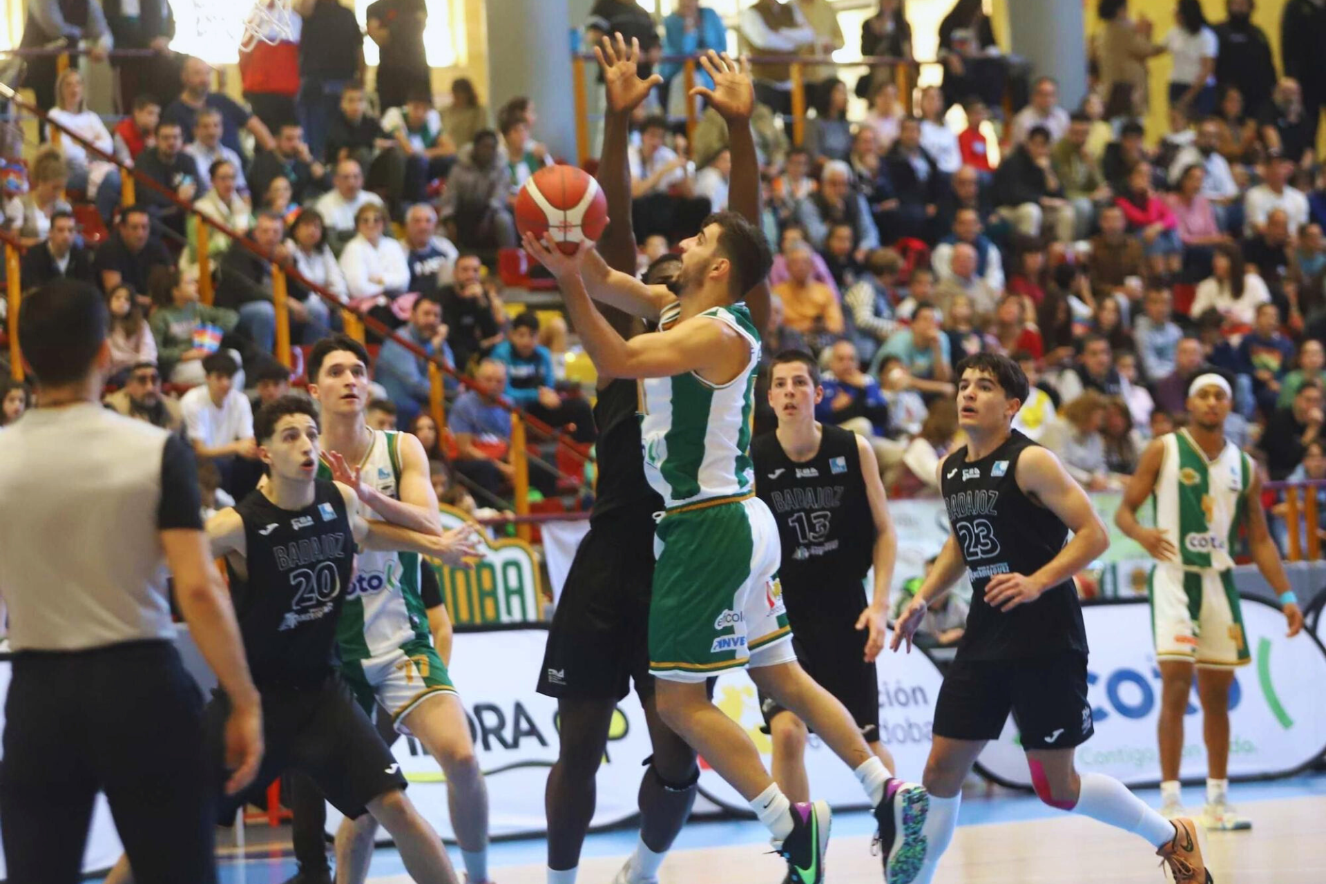 La séptima victoria consecutiva sería el mejor regalo de navidad Lucas muñoz atacando el aro ante la defensa del rival. Foto Francisco González/Diario Córdoba