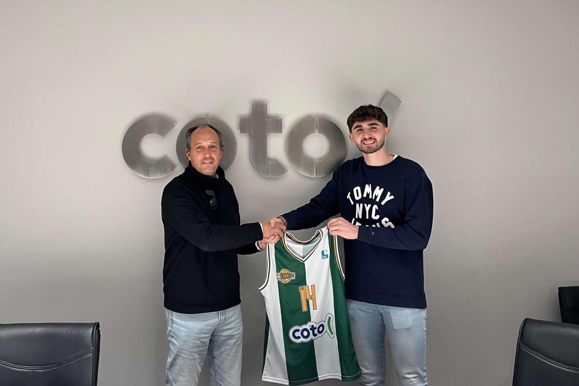  JJ Pastor, vicepresidente del Córdoba CB, junto a Antonio Bioque en la delegación de Coto Córdoba. 