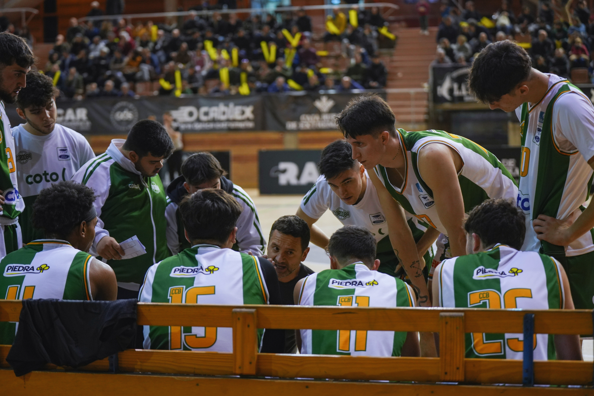  Alfredo Gálvez dando instrucciones en un tiempo muerto. Foto Vitaly La mar Badajoz. 