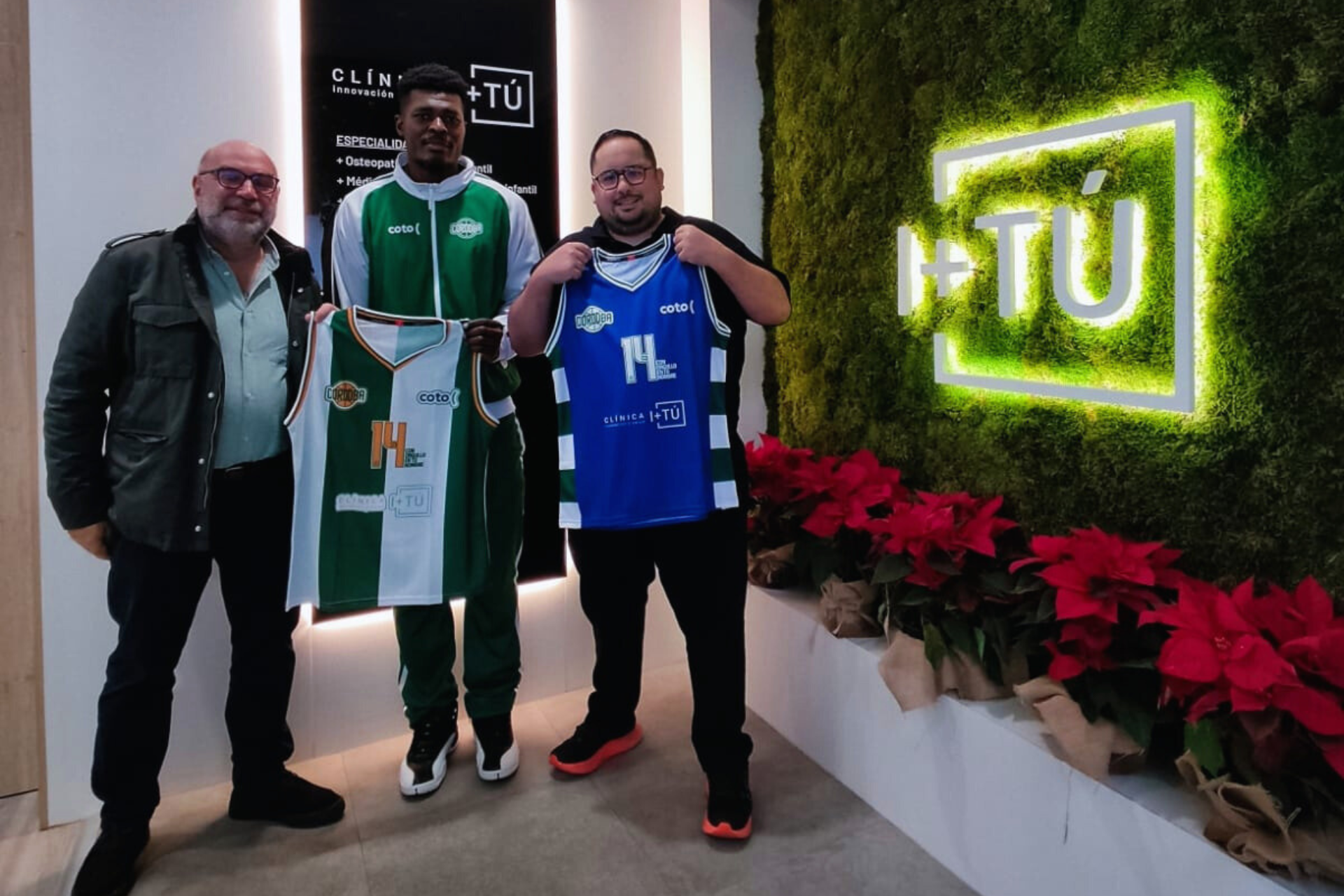 El Coto Córdoba cierra su plantilla con el fichaje del pívot ghanés Maxwell Amoafo Pepe Palacios, presidente del CCB, Maxwell Amoafo y Jose, director de Clínica I+TÚ en la presentación del jugador.