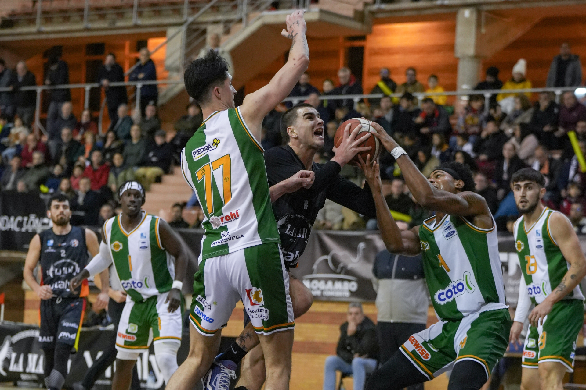  Maxi y CJ defendiendo el aro blanquiverde. Foto BCB. 