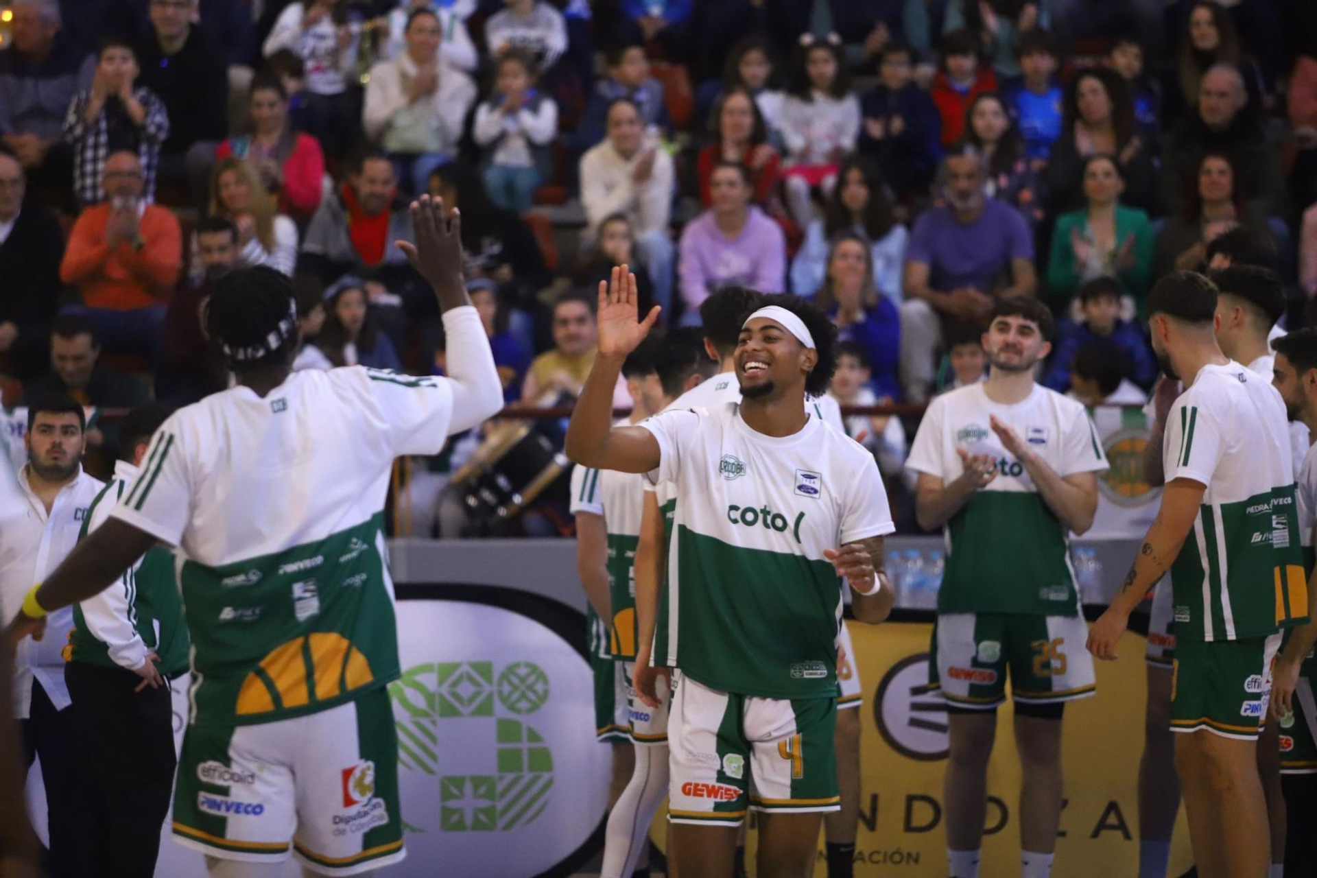 Vista Alegre celebra la undécima victoria de la temporada para el Coto Córdoba CB Presentación del equipo antes del partido en Vista Alegre. Foto Diario Córdoba.
