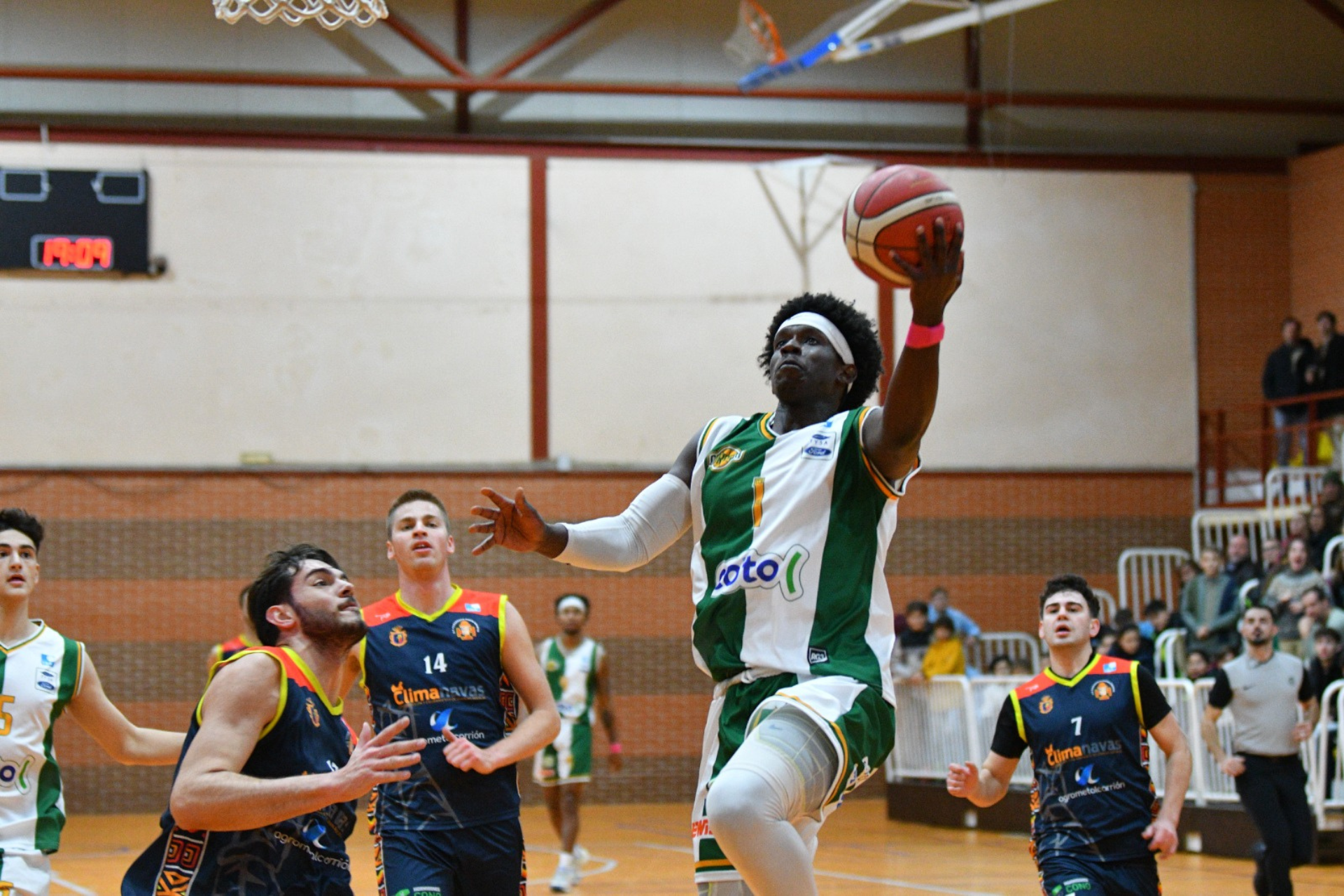 Madurez y oficio para derribar el fortín de Peñarroya Derrick Ogechi atacando el aro de Peñarroya. Foto Picalcan.