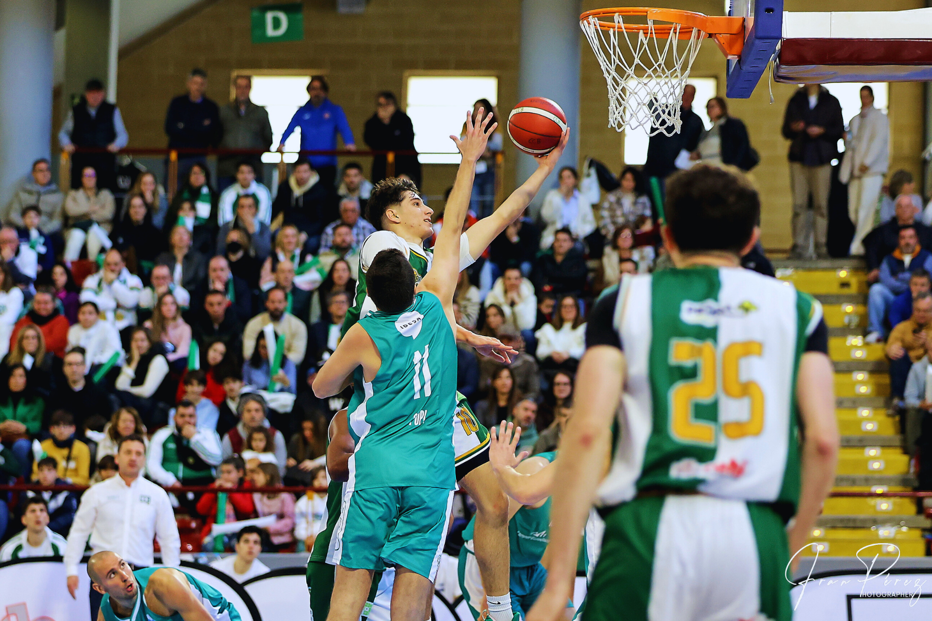 Una nueva cuenta pendiente, ésta en Badajoz Gonzalo Orozco culminando una bandeja ante Popi. Foto Fran Pérez.