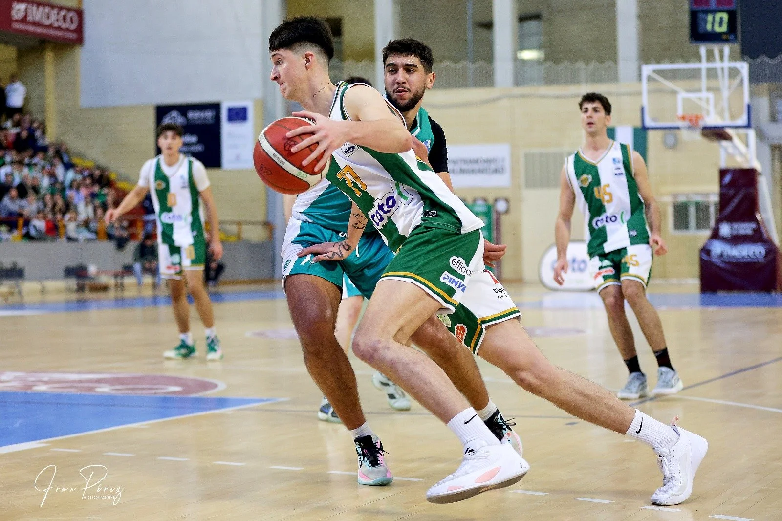 Victoria en el último segundo en el derbi de Córdoba capital Maxi Andreatta atacando el aro de UCB. Foto Fran Pérez.