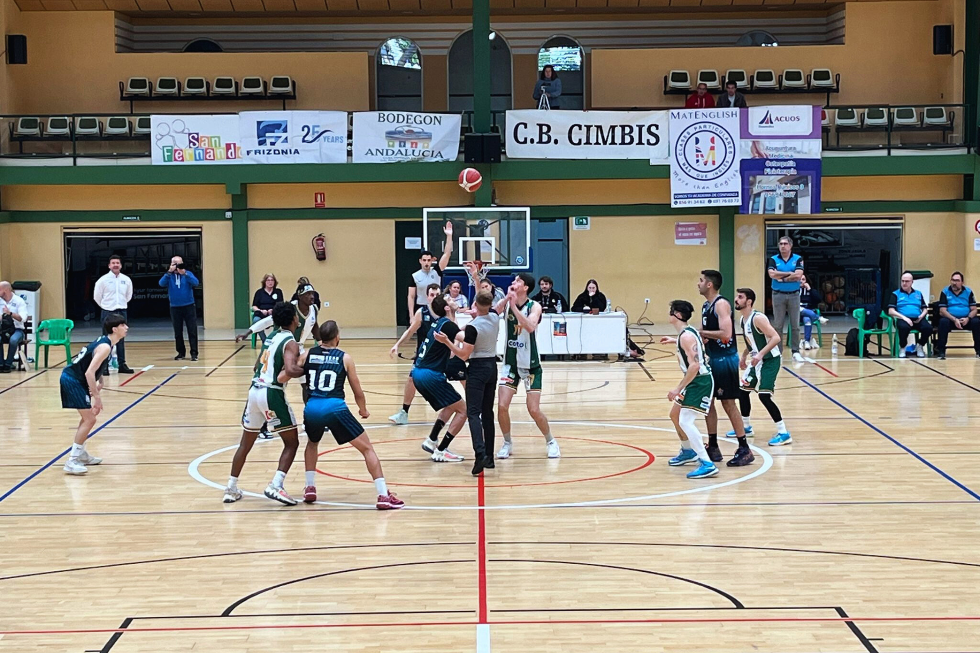  Salta inicial del partido ante CB Cimbis, en San Fernando, Cádiz. 