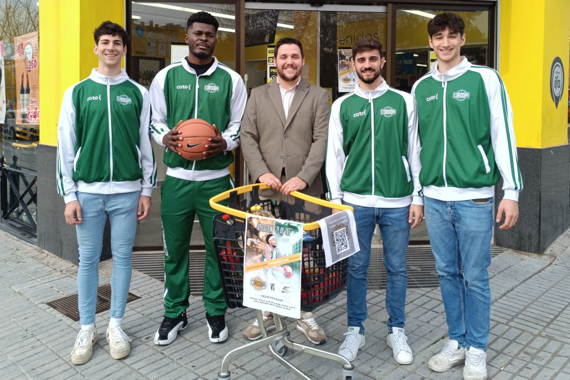 Grupo Piedra y Córdoba Club de Baloncesto… llenan Vista Alegre de solidaridad Jugadores de CCB en Supermercados Piedra, con Juan José Piedra, presentando la campaña.