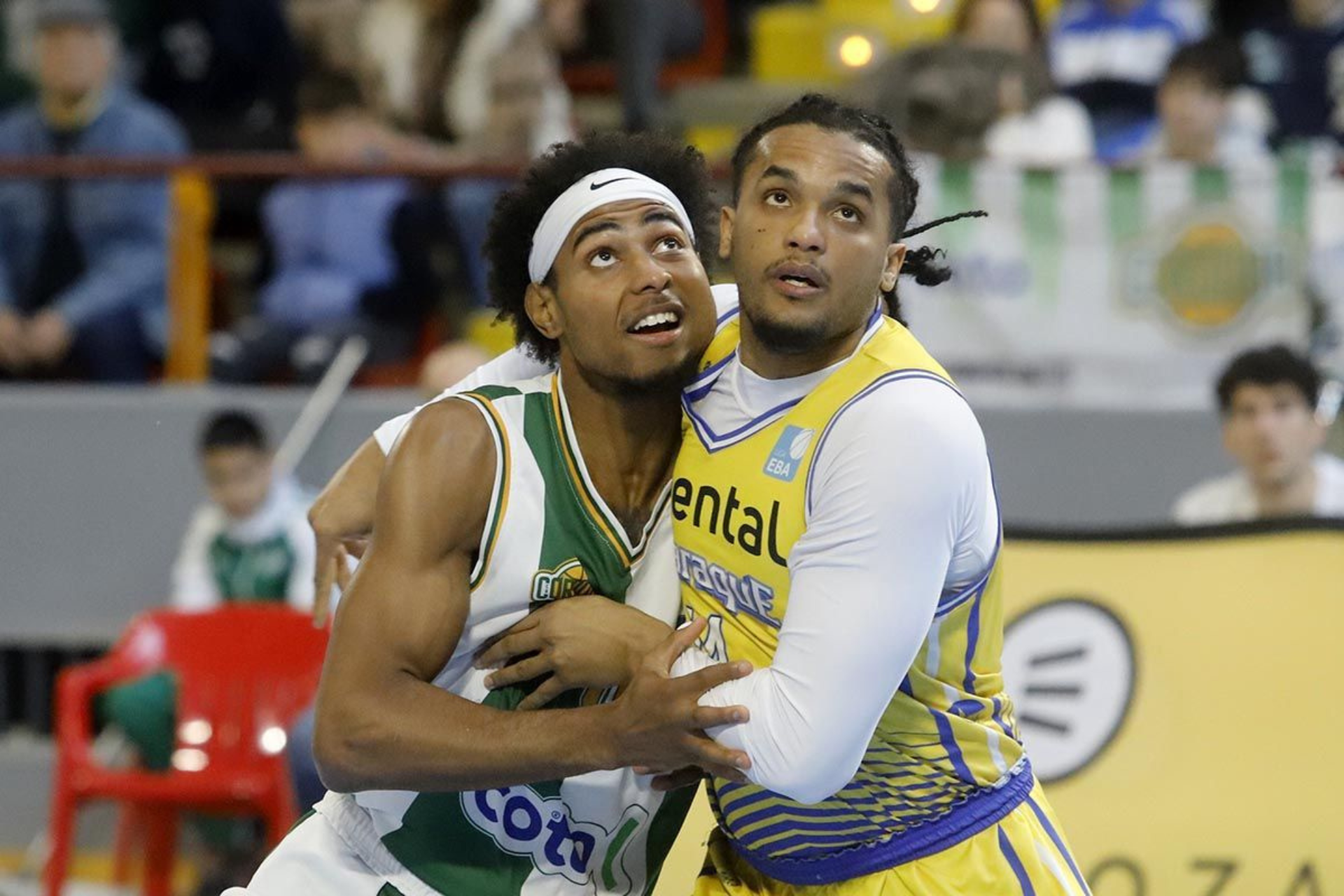  CJ Williamson luchando por un rebote. Foto Diario Córdoba. 