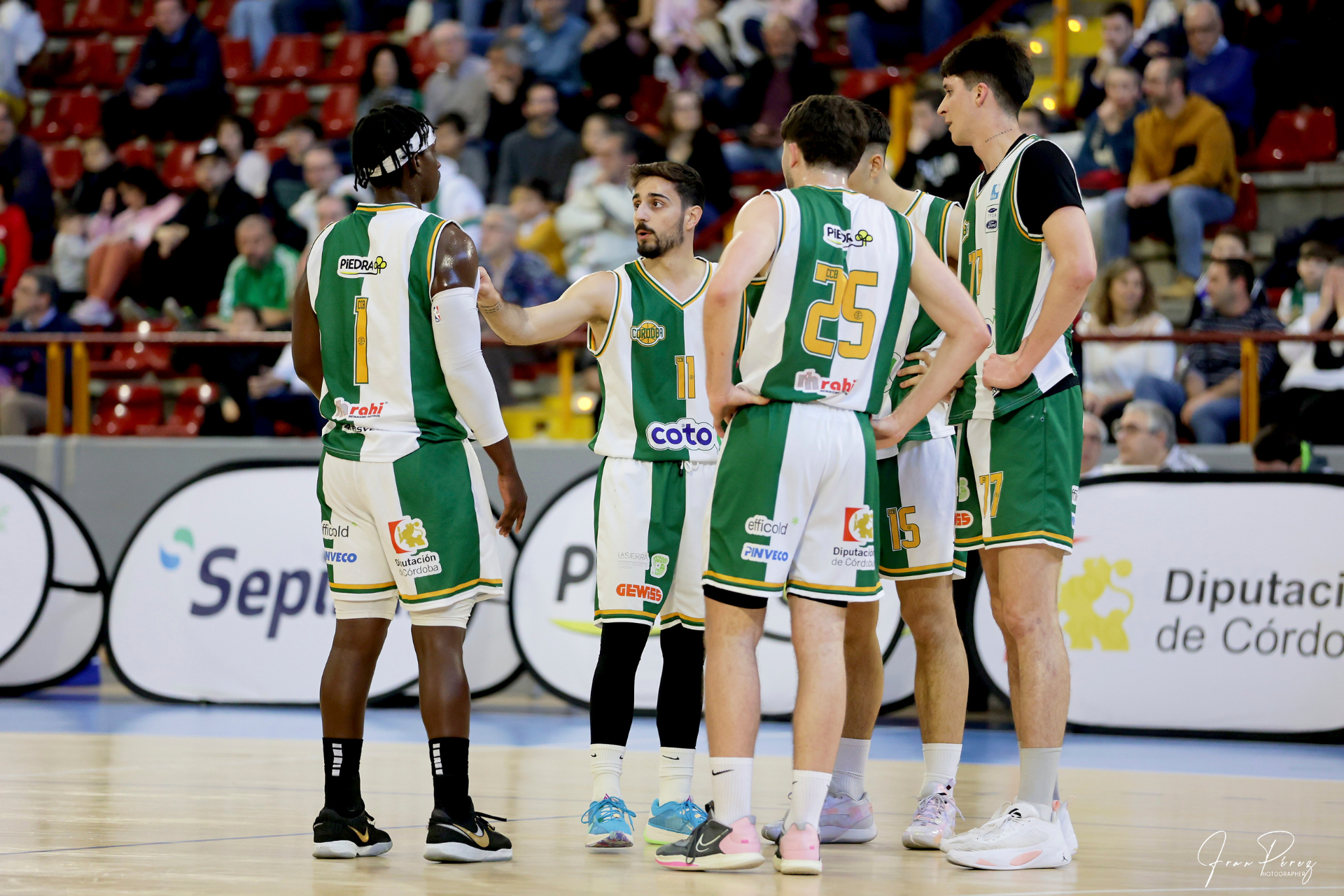  Haciendo piña antes de los instantes finales de ganar un partido. Foto Fran Pérez. 