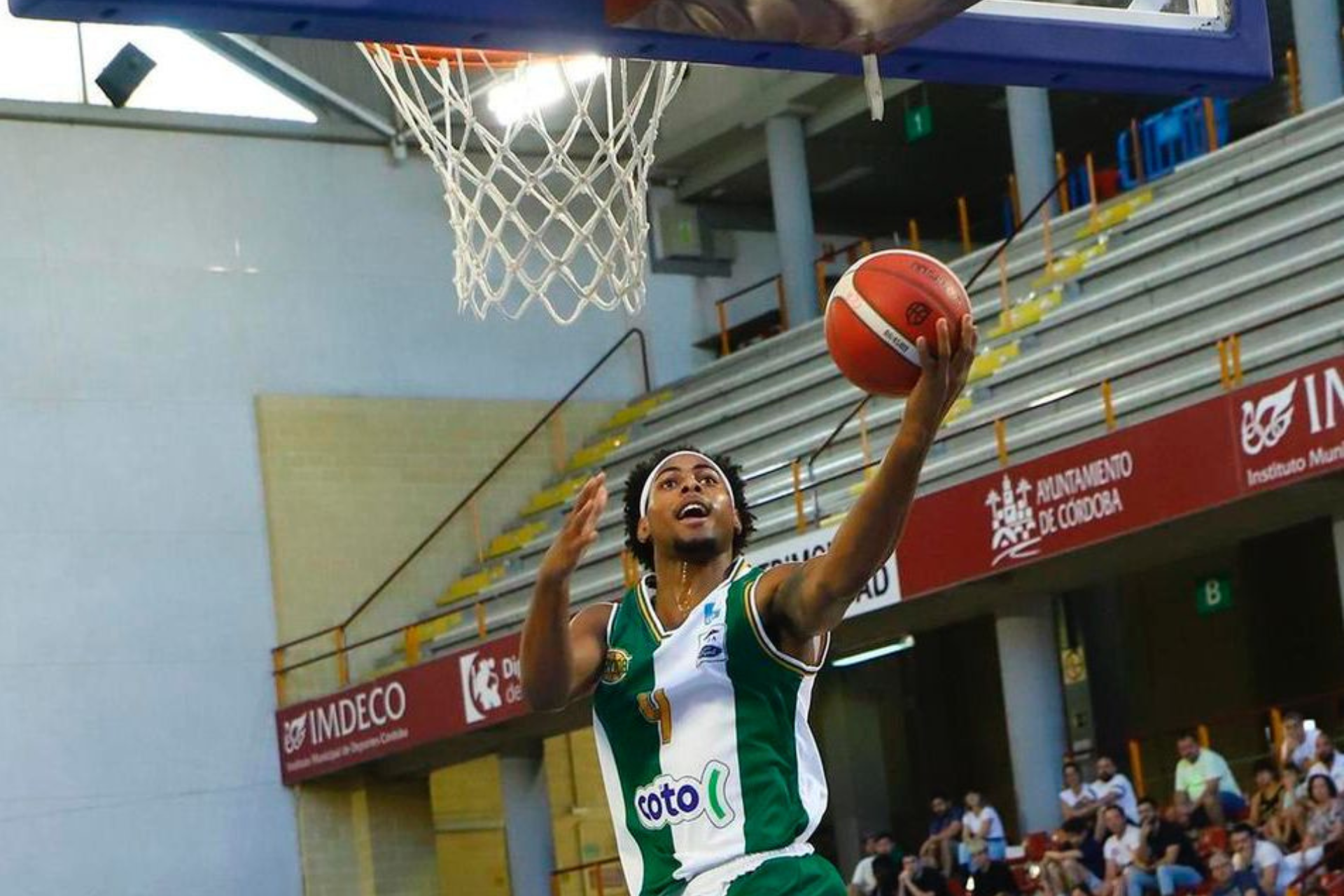  CJ Williamson ejecutando una bandeja. Foto Diario Córdoba. 