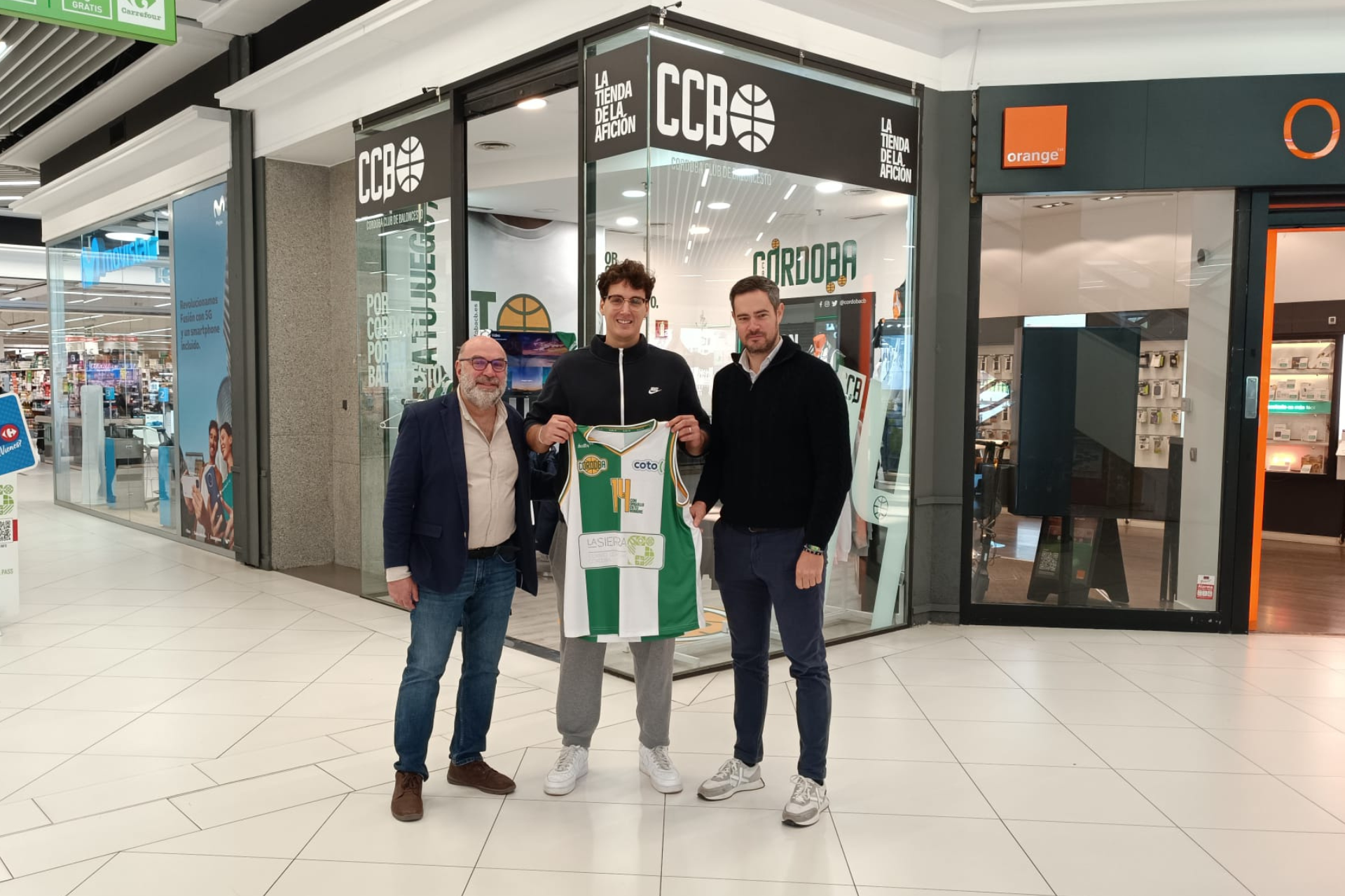  Pepe Palacios, presidente del CCB, Alejandro Valor e Istvan Aguilera, gerente del CC La Sierra, en la presentación del jugador en el Centro Comercial la Sierra. 