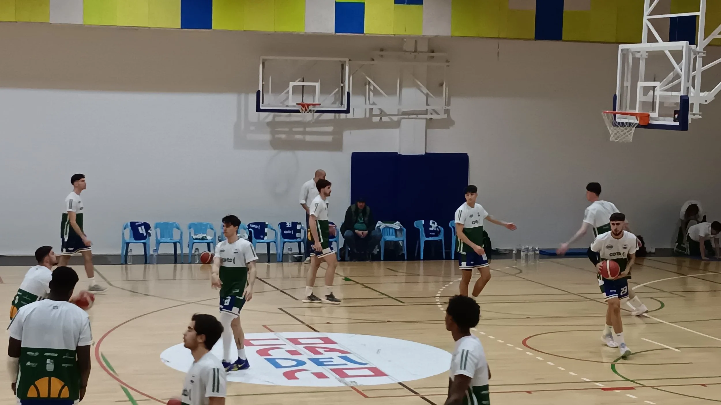  Calentamiento en el Pabellon de Coria del Río. 