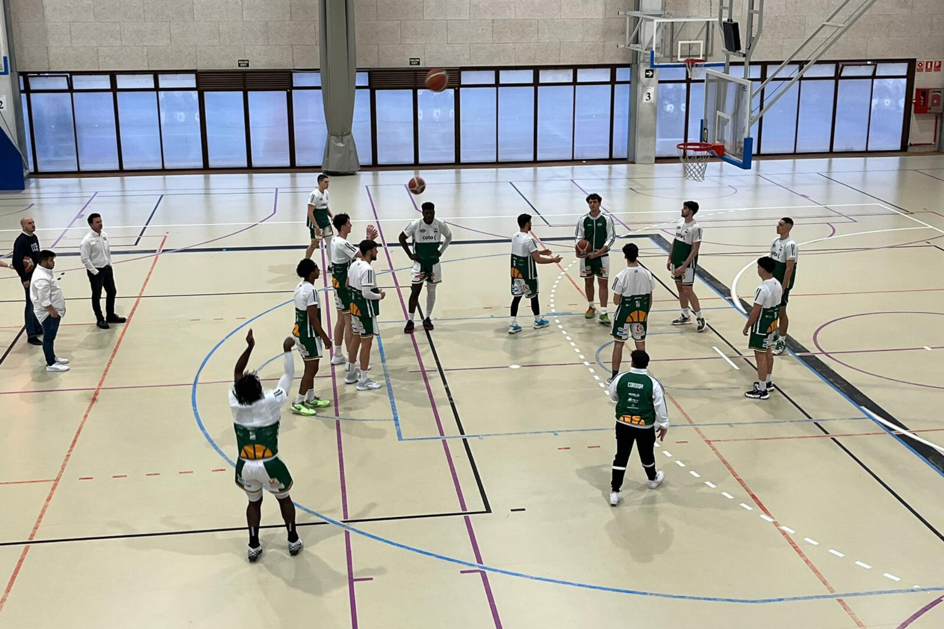  Calentamiento del Córdoba Club de Baloncesto en Badajoz. 