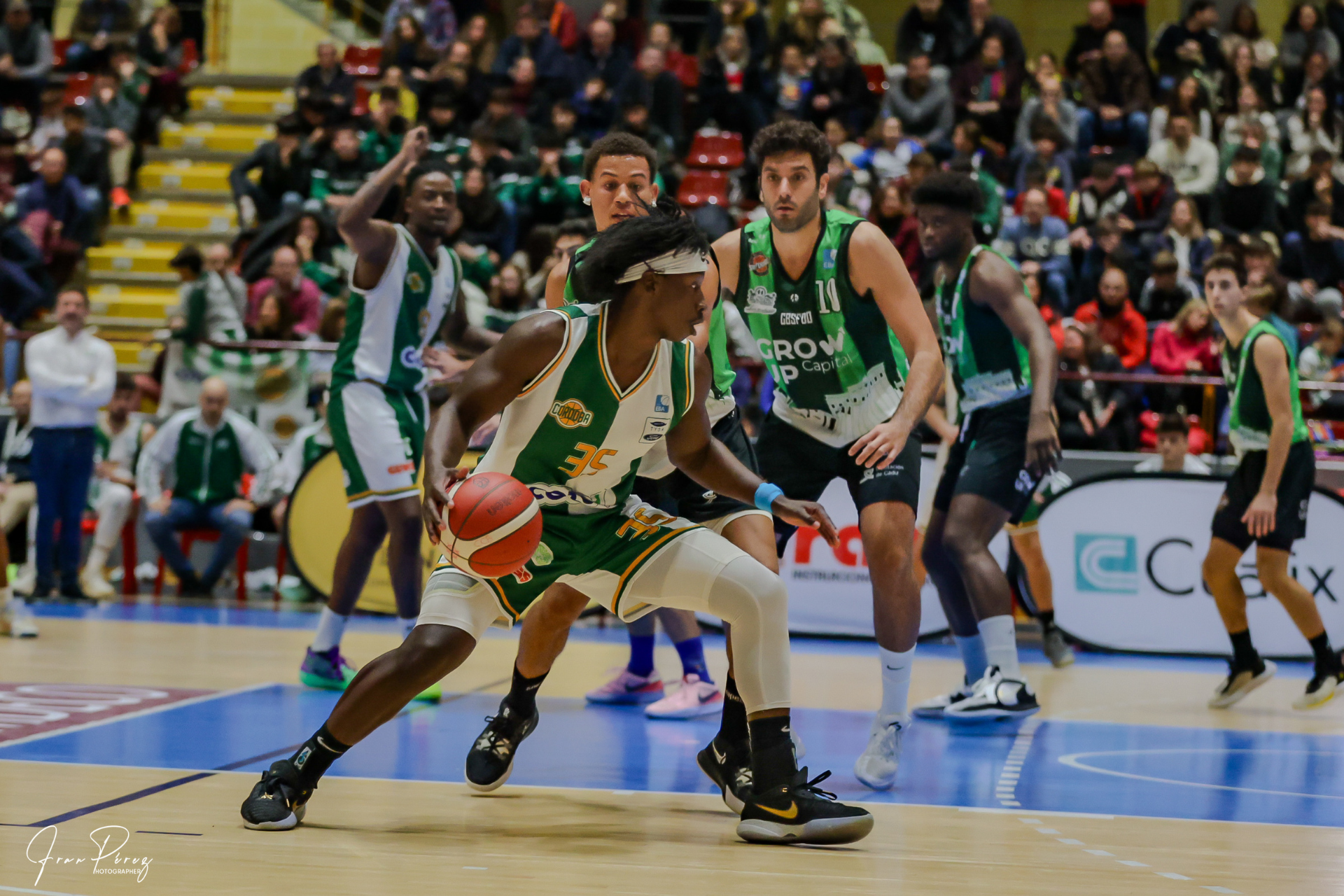 Un duro escollo en el camino hacia la fase de ascenso Derrick en una jugada individual. Foto Fran Pérez.