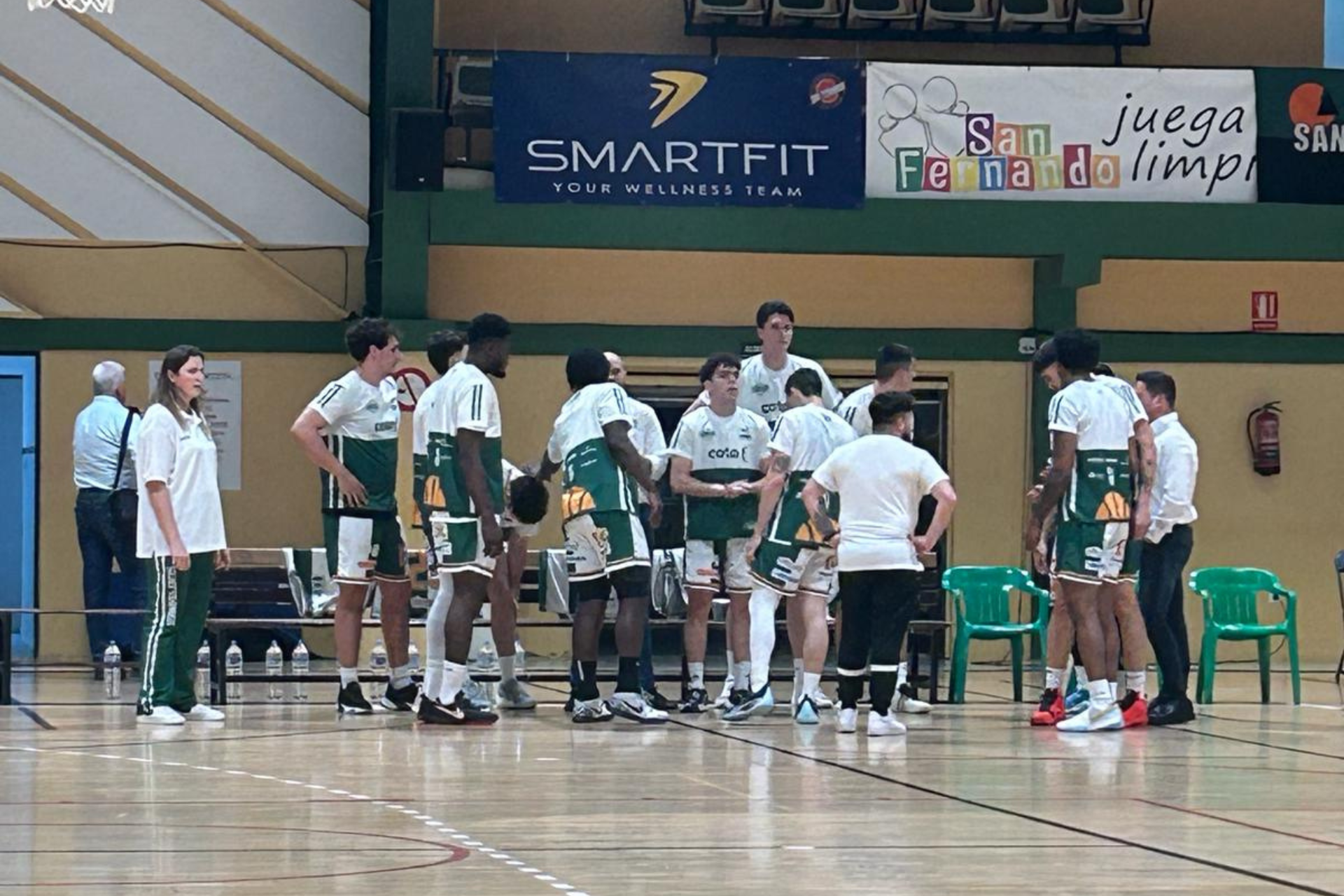 Una victoria que vale media clasificación para la fase de ascenso Nuestro equipo preparado para su paratido en San Fernando.
