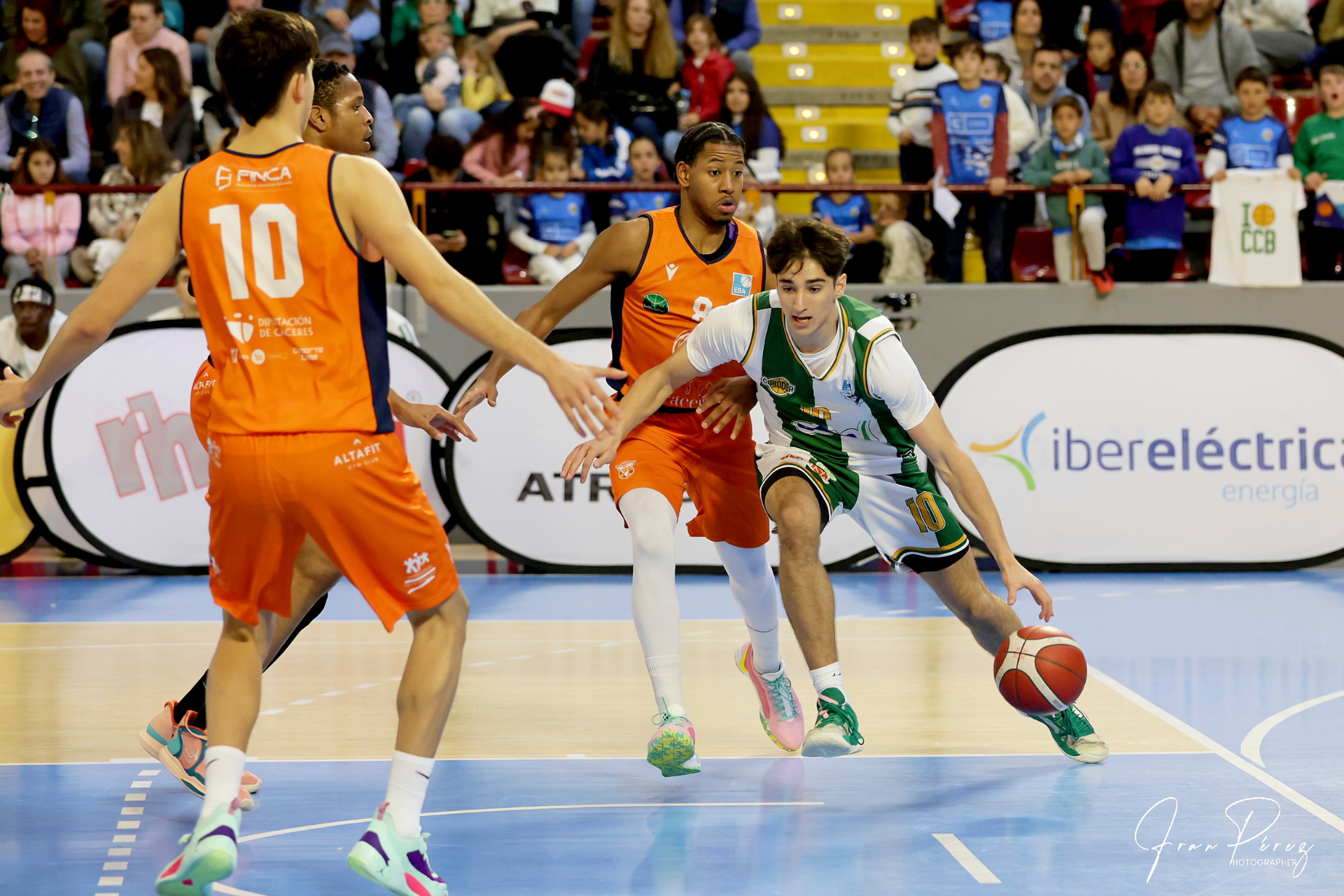 Vista Alegre puede vivir la clasificación a la fase de ascenso del Coto Córdoba Gonzalo Orozco atacando el aro rival. Foto Fran Pérez.